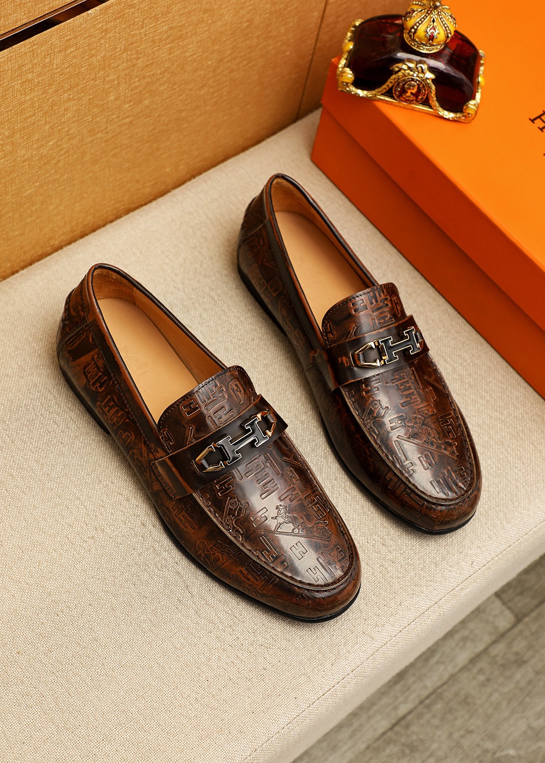 NO:887497,Product trademark HERMES 'Hermès' casual leather shoes. Regular size: 39-44 (customized at 38.45) Product material selection: imported first-layer open-edge beaded cowhide embossed upper + classic hardware buckle, imported water-dyed cowhide lining. Strong three-dimensional visual effect, original outsole color 1 color optional, hermes, hermes, cowhide19860909商品商标HERMES「 爱马仕」休闲皮鞋 正码码数:39-44（38.45订制） 商品材料精选 进口头层开边珠牛皮压花鞋面+经典五金扣,进口水染牛皮内里.强烈立体视觉效果,原版大底 颜 色1色可选,,hermes,hermes,cowhide,Men's shoes