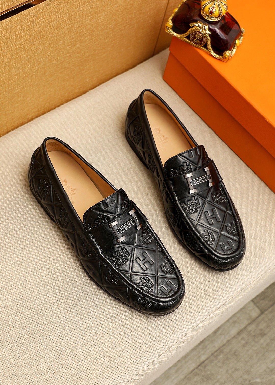 NO:887505,Product trademark HERMES 'Hermès' casual leather shoes. Regular size: 39-44 (customized at 38.45) Product material selection: imported first-layer calfskin embossed upper + classic hardware buckle, imported water-dyed cowhide lining. Strong three-dimensional visual effect, original outsole color 1 color optional, hermes, hermes, cowhide19860909商品商标HERMES「 爱马仕」休闲皮鞋 正码码数:39-44（38.45订制） 商品材料精选 进口头层小牛皮压花鞋面+经典五金扣,进口水染牛皮内里.强烈立体视觉效果,原版大底 颜 色1色可选,,hermes,hermes,cowhide,Men's shoes