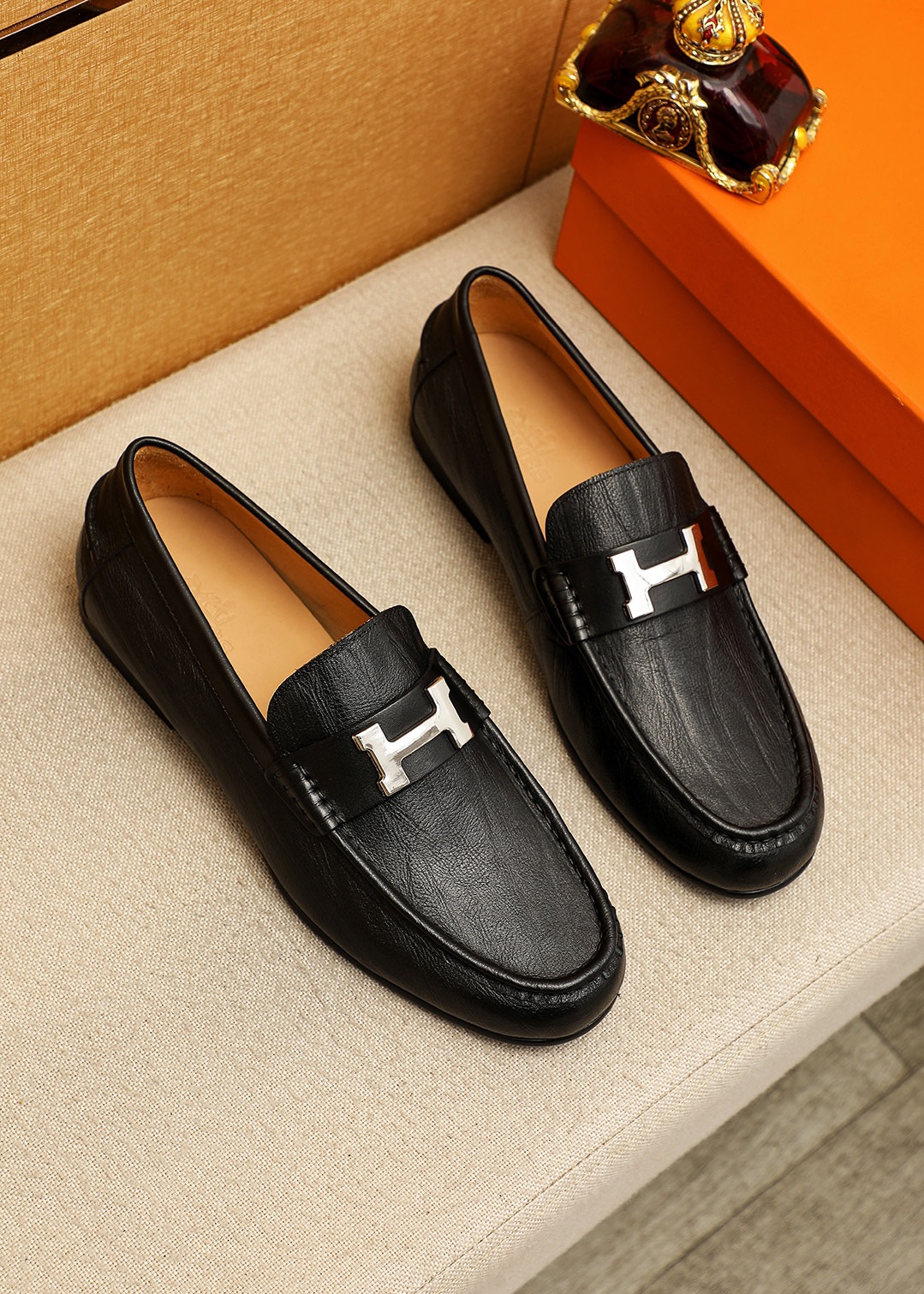NO:887513,Product trademark HERMES 'Hermès' casual leather shoes. Regular size: 39-44 (customized at 38.45) Product material selection: imported first-layer calfskin upper + classic hardware buckle, imported water-dyed cowhide lining. Strong three-dimensional visual effect, original outsole color 1 color optional, hermes, hermes, cowhide19860909商品商标HERMES「 爱马仕」休闲皮鞋 正码码数:39-44（38.45订制） 商品材料精选 进口头层小牛皮鞋面+经典五金扣,进口水染牛皮内里.强烈立体视觉效果,原版大底 颜 色1色可选,,hermes,hermes,cowhide,Men's shoes