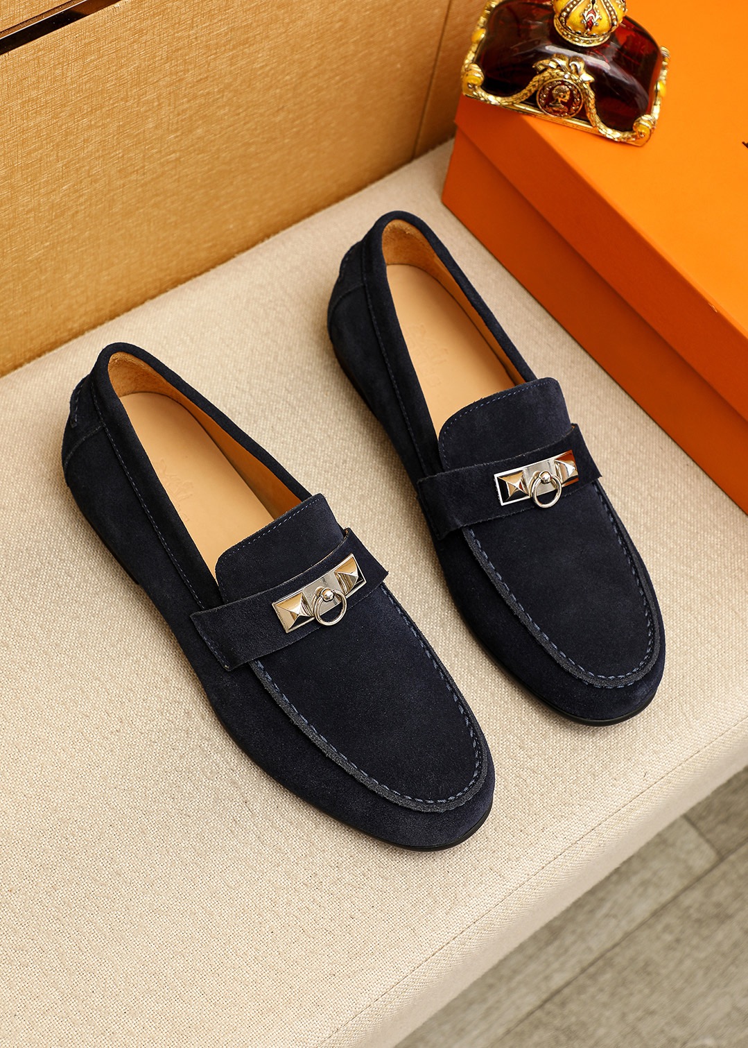 NO:887523,Product trademark HERMES 'Hermes' casual leather shoes. Regular size: 39-44 (customized at 38.45) Product material selection: imported first-layer frosted cowhide upper + classic hardware buckle, imported water-dyed cowhide lining. Strong three-dimensional visual effect, original outsole color 4 colors available, hermes, hermes, cowhide19860909商品商标HERMES「 爱马仕」休闲皮鞋 正码码数:39-44（38.45订制） 商品材料精选 进口头层磨砂牛皮鞋面+经典五金扣,进口水染牛皮内里.强烈立体视觉效果,原版大底 颜 色4色可选,,hermes,hermes,cowhide,Men's shoes