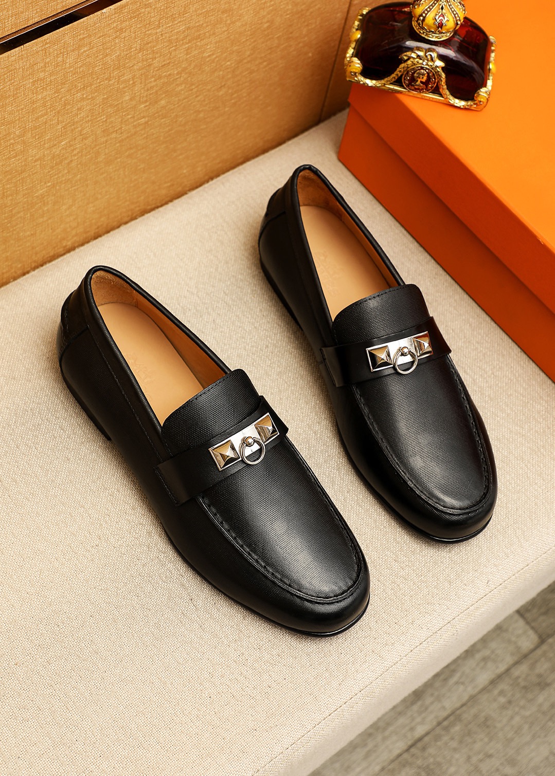 NO:887444,Product trademark HERMES 'Hermès' casual leather shoes. Regular size: 39-44 (customized at 38.45) Product material selection: imported first-layer calfskin upper + classic hardware buckle, imported water-dyed cowhide lining. Strong three-dimensional visual effect, original outsole color 4 colors available, hermes, hermes, cowhide19860909商品商标HERMES「 爱马仕」休闲皮鞋 正码码数:39-44（38.45订制） 商品材料精选 进口头层小牛皮鞋面+经典五金扣,进口水染牛皮内里.强烈立体视觉效果,原版大底 颜 色4色可选,,hermes,hermes,cowhide,Men's shoes