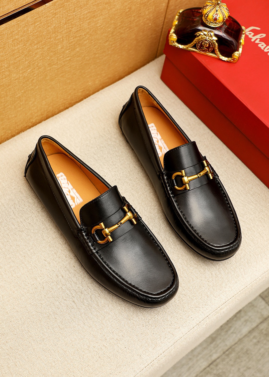 NO:887478,Product trademark Ferragamo 'Ferragamo' beanie shoes. Regular size: 38-44 (customized at 45.46) Product material selection: imported calfskin embossed upper + classic hardware buckle, imported pigskin lining. Strong three-dimensional visual effect, original outsole color 2 colors available, ferragamo, ferragamo, cowhide19860909商品商标Ferragamo「 菲拉格慕」豆豆鞋 正码码数:38-44（45.46订制） 商品材料精选 进口小牛皮压花鞋面+经典五金扣,进口猪皮内里.强烈立体视觉效果,原版大底 颜 色2色可选,,ferragamo,ferragamo,cowhide,Men's shoes