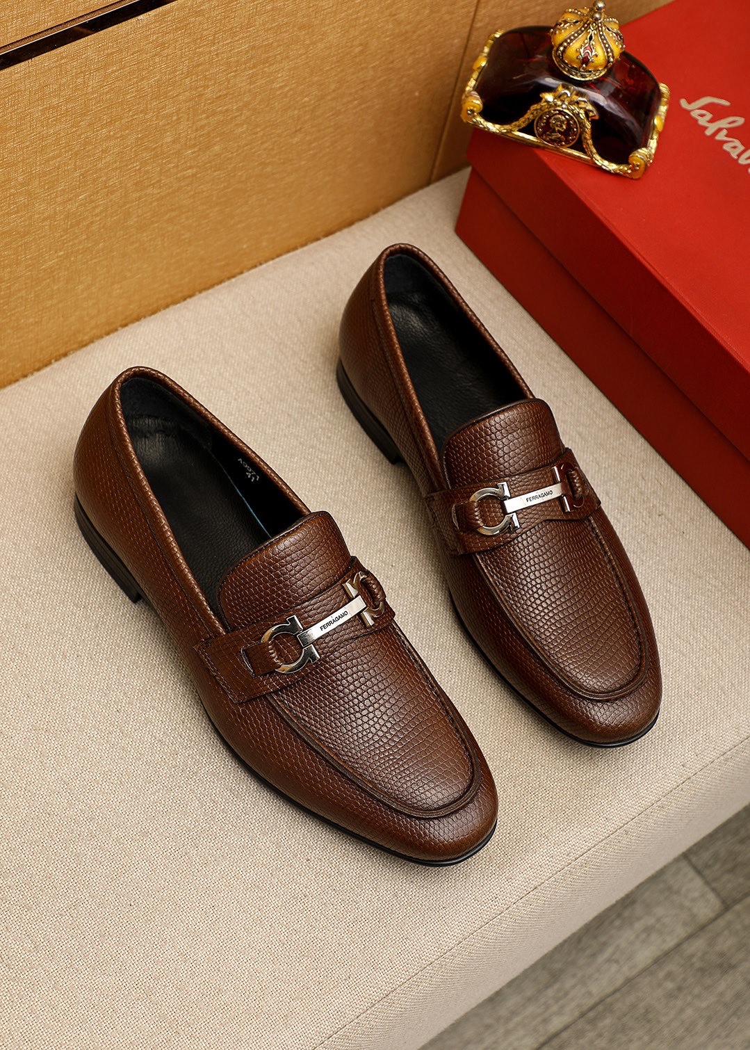 NO:888185,Product trademark Ferragamo 'Ferragamo' casual leather shoes. Regular size: 38-44 (customized at 45.46) Product material selection: imported first-layer cross-grain cowhide upper + luxury hardware buckle, imported water-dyed cowhide lining. Strong three-dimensional visual effect, original outsole color 2 colors available, ferragamo, ferragamo, cowhide19860909商品商标Ferragamo「 菲拉格慕」休闲皮鞋 正码码数:38-44（45.46订制） 商品材料精选 进口头层十字纹牛皮鞋面+奢华五金扣,进口水染牛皮内里.强烈立体视觉效果,原版大底 颜 色2色可选,,ferragamo,ferragamo,cowhide,Men's shoes