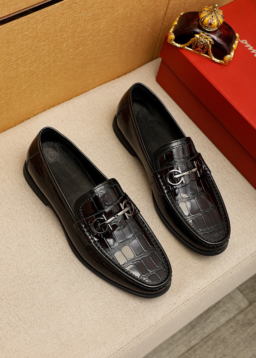 NO:888195,Product trademark Ferragamo 'Ferragamo' casual leather shoes. Regular size: 38-44 (customized at 45.46) Product material selection: imported first-layer calfskin embossed upper + luxury hardware buckle, imported water-dyed cowhide lining. Strong three-dimensional visual effect, original outsole color 2 colors available, ferragamo, ferragamo, cowhide19860909商品商标Ferragamo「 菲拉格慕」休闲皮鞋 正码码数:38-44（45.46订制） 商品材料精选 进口头层小牛皮压花鞋面+奢华五金扣,进口水染牛皮内里.强烈立体视觉效果,原版大底 颜 色2色可选,,ferragamo,ferragamo,cowhide,Men's shoes