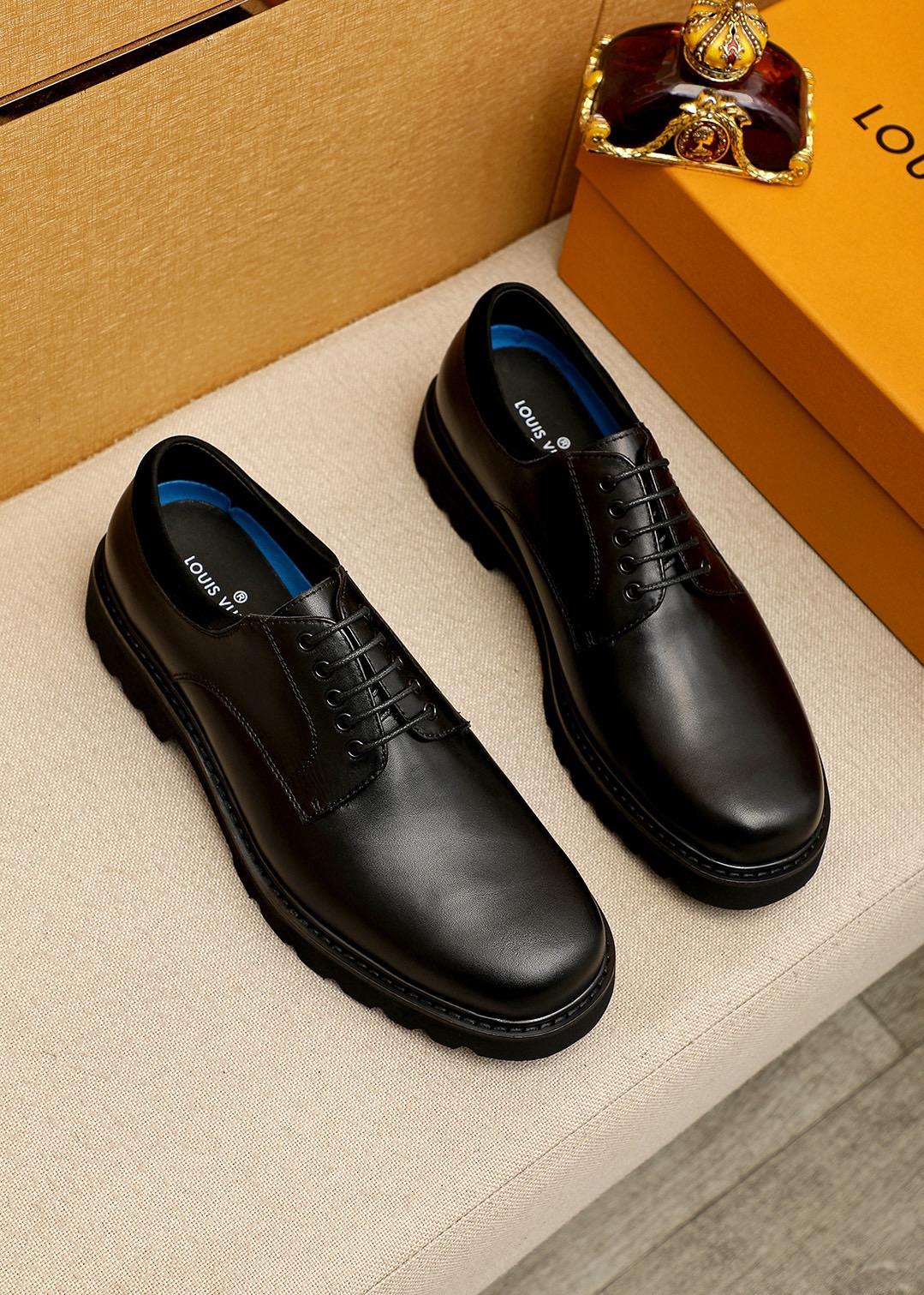 NO:888212,Product trademark LOUIS VUITTON 'Louis Vuitton' business leather shoes. Regular size: 39-44 (customized at 38.45.46). Selected product materials. Imported first-layer calfskin upper, imported first-layer cowhide lining. Strong three-dimensional visual effect. Original outsole. 1 color available, louis vuitton, louis vuitton, cowhide19860909商品商标LOUIS VUITTON「 路易威登」商务皮鞋 正码码数:39-44（38.45.46订制） 商品材料精选 进口头层小牛皮鞋面,进口头层牛皮内里.强烈立体视觉效果 原版大底 颜 色1色可选,,louis vuitton,louis vuitton,cowhide,Men's shoes