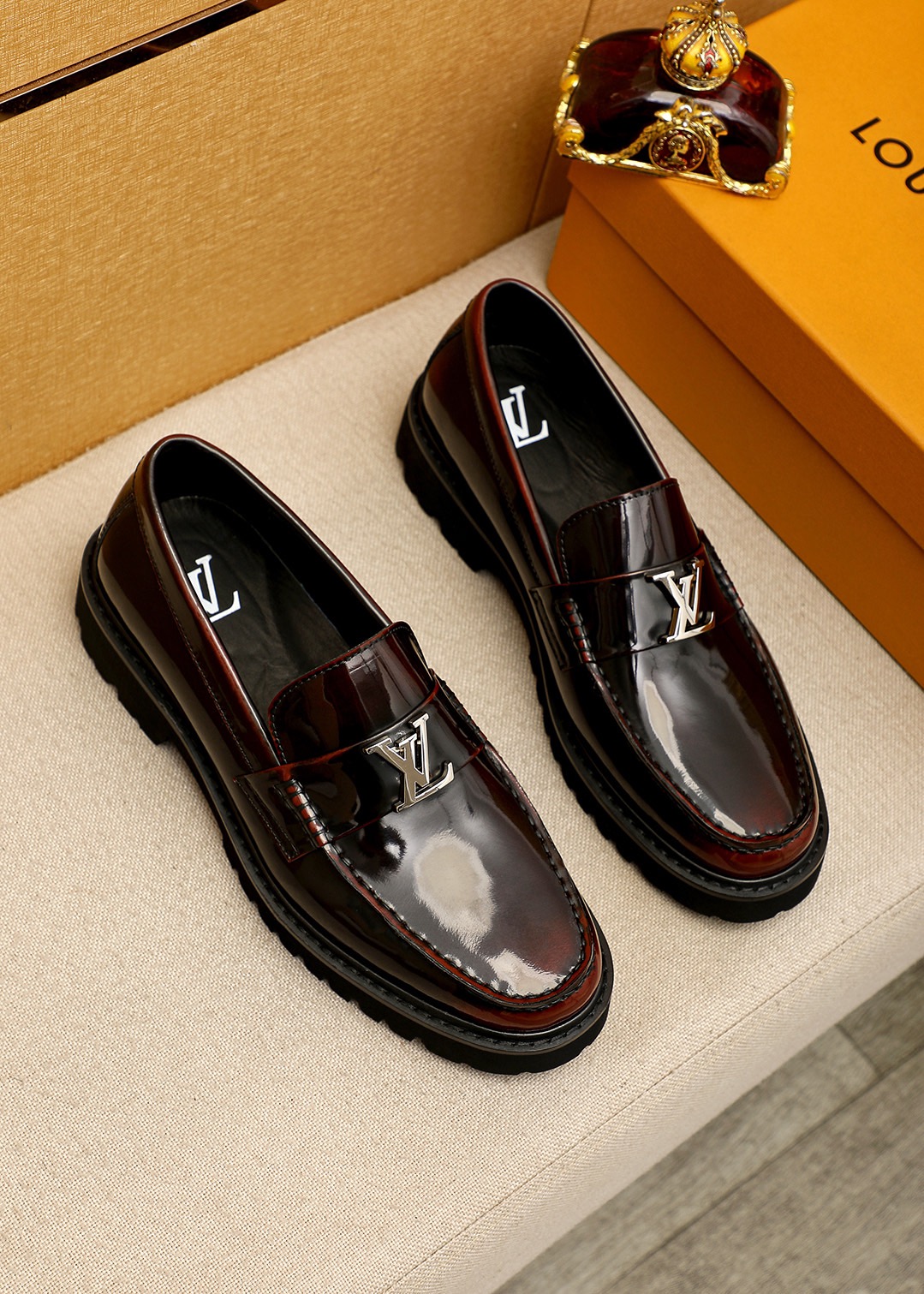 NO:888220,Product trademark LOUIS VUITTON 'Louis Vuitton' casual leather shoes. Regular size: 39-44 (customized at 38.45.46). Selection of product materials. Imported first-layer open-edge beaded cowhide upper + classic hardware buckle, imported first-layer cowhide lining. Strong three-dimensional visual effect. Original outsole. 2 colors available, louis vuitton, louis vuitton, cowhide19860909商品商标LOUIS VUITTON「 路易威登」休闲皮鞋 正码码数:39-44（38.45.46订制） 商品材料精选 进口头层开边珠牛皮鞋面+经典五金扣,进口头层牛皮内里.强烈立体视觉效果 原版大底 颜 色2色可选,,louis vuitton,louis vuitton,cowhide,Men's shoes