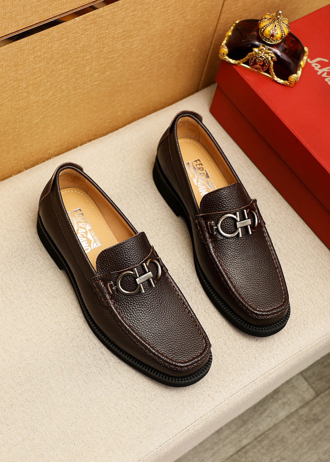 NO:888228,Product trademark Ferragamo 'Ferragamo' casual leather shoes. Regular size: 38-44 (customized at 45.46) Product material selection: imported calfskin upper + classic hardware buckle, imported water-dyed cowhide lining. Strong three-dimensional visual effect, original outsole, 2 colors available, ferragamo, ferragamo, cowhide19860909商品商标Ferragamo「 菲拉格慕」休闲皮鞋 正码码数:38-44（45.46订制） 商品材料精选 进口小牛皮鞋面+经典五金扣,进口水染牛皮内里.强烈立体视觉效果,原版大底 颜 色2色可选,,ferragamo,ferragamo,cowhide,Men's shoes
