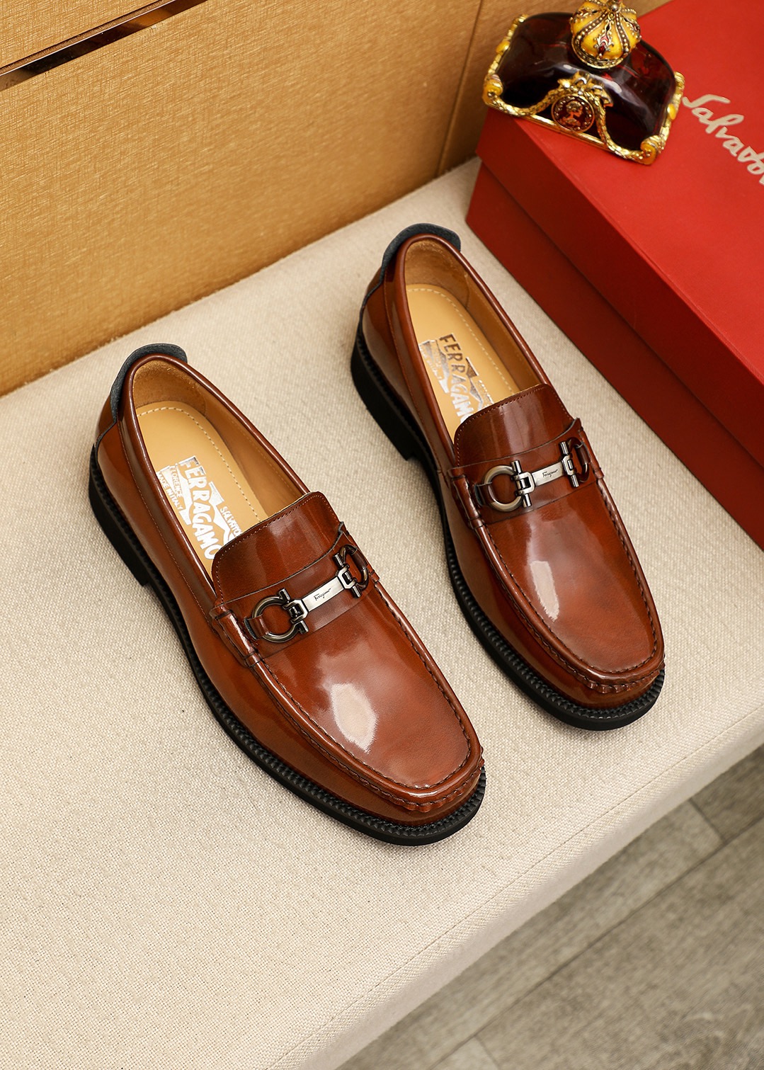 NO:888236,Product trademark Ferragamo 'Ferragamo' casual leather shoes. Regular size: 38-44 (customized at 45.46) Product material selection: imported open-edge beaded cowhide upper + classic hardware buckle, imported water-dyed cowhide lining. Strong three-dimensional visual effect, original outsole 3 colors available, ferragamo, ferragamo, cowhide19860909商品商标Ferragamo「 菲拉格慕」休闲皮鞋 正码码数:38-44（45.46订制） 商品材料精选 进口开边珠牛皮鞋面+经典五金扣,进口水染牛皮内里.强烈立体视觉效果,原版大底 颜 色3色可选,,ferragamo,ferragamo,cowhide,Men's shoes