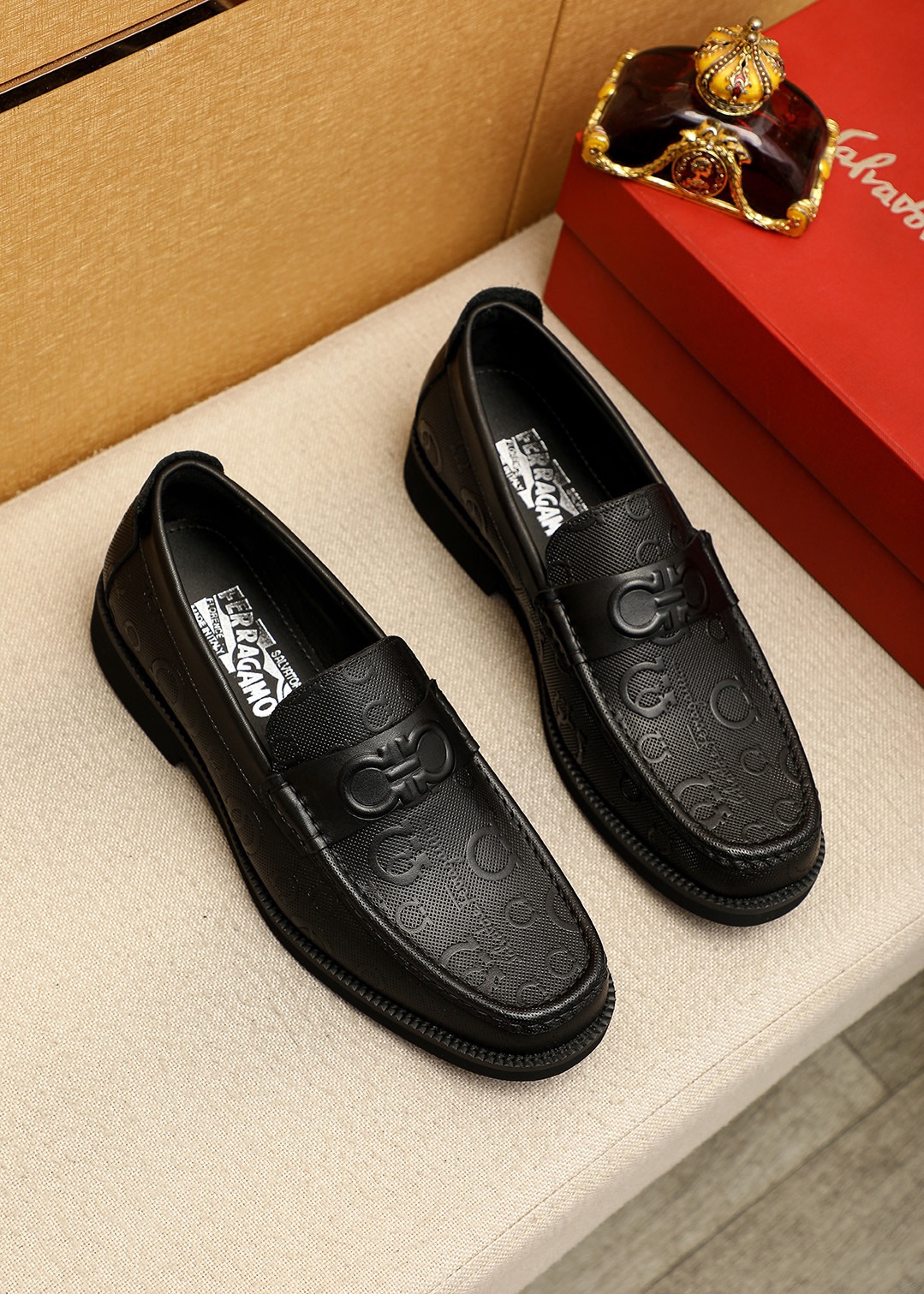 NO:888176,Product trademark Ferragamo 'Ferragamo' casual leather shoes. Regular size: 38-44 (customized at 45.46) Product material selection: imported calfskin embossed upper + classic hardware buckle, imported water-dyed cowhide lining. Strong three-dimensional visual effect, original outsole color 1 color optional, ferragamo, ferragamo, cowhide19860909商品商标Ferragamo「 菲拉格慕」休闲皮鞋 正码码数:38-44（45.46订制） 商品材料精选 进口小牛皮压花鞋面+经典五金扣,进口水染牛皮内里.强烈立体视觉效果,原版大底 颜 色1色可选,,ferragamo,ferragamo,cowhide,Men's shoes
