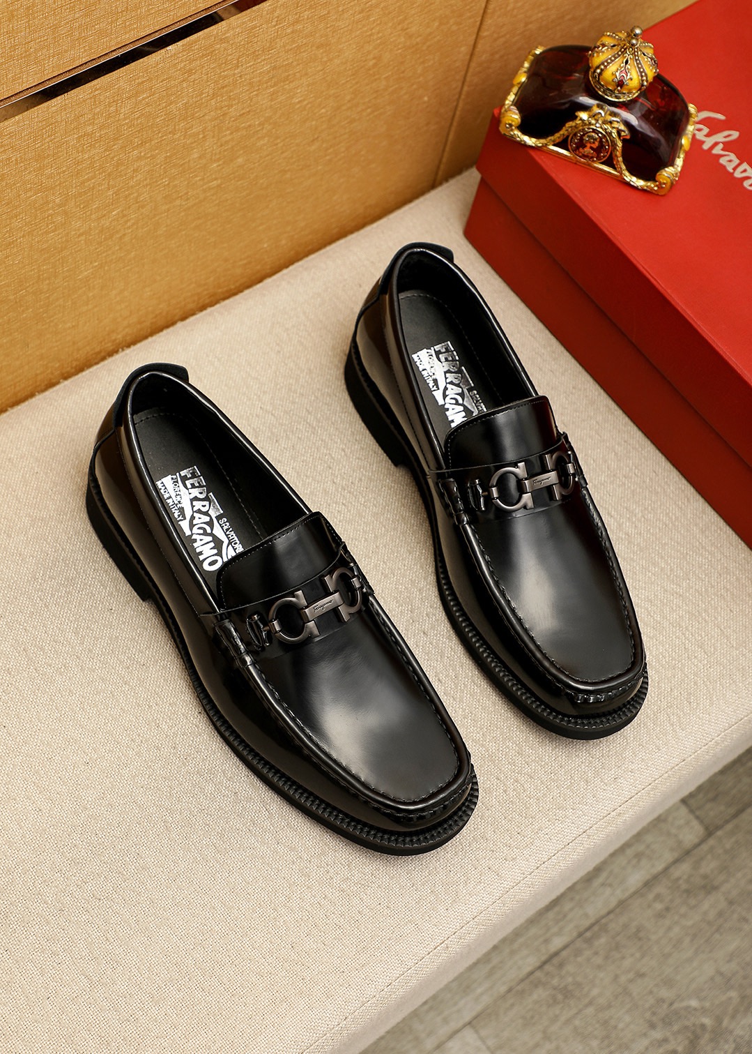 NO:888187,Product trademark Ferragamo 'Ferragamo' casual leather shoes. Regular size: 38-44 (customized at 45.46) Product material selection: imported open-edge beaded cowhide upper + classic hardware buckle, imported water-dyed cowhide lining. Strong three-dimensional visual effect, original outsole color 4 colors available, ferragamo, ferragamo, cowhide19860909商品商标Ferragamo「 菲拉格慕」休闲皮鞋 正码码数:38-44（45.46订制） 商品材料精选 进口开边珠牛皮鞋面+经典五金扣,进口水染牛皮内里.强烈立体视觉效果,原版大底 颜 色4色可选,,ferragamo,ferragamo,cowhide,Men's shoes