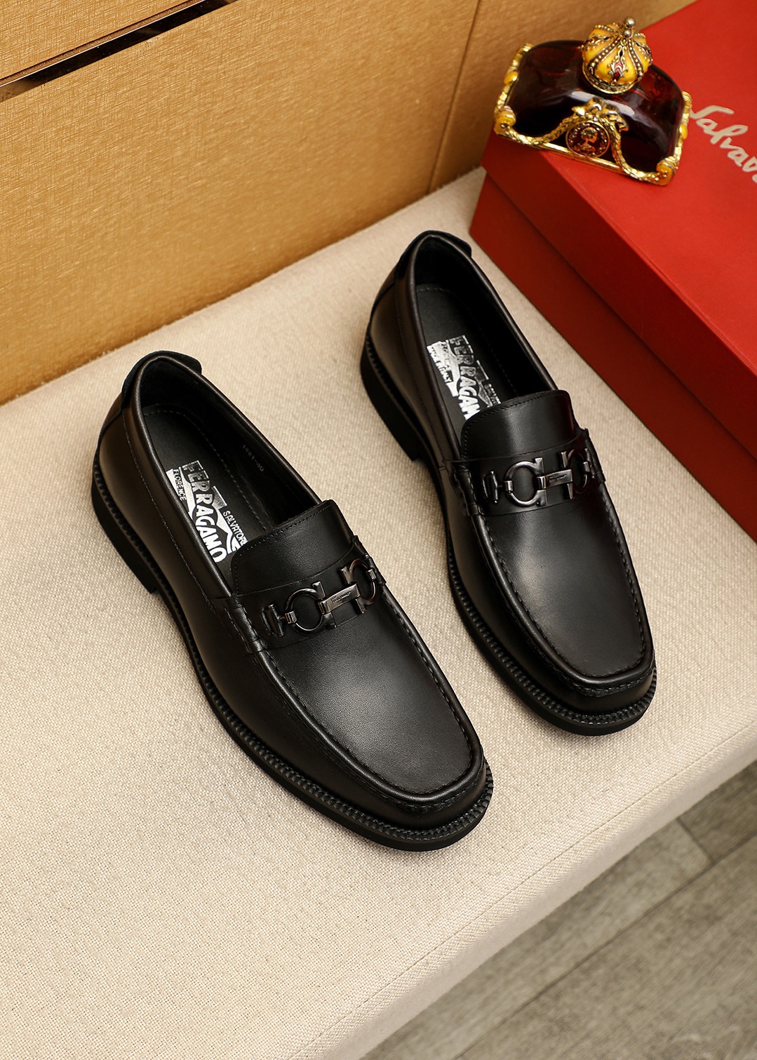 NO:888197,Product trademark Ferragamo 'Ferragamo' casual leather shoes. Regular size: 38-44 (customized at 45.46) Product material selection: imported calfskin upper + classic hardware buckle, imported water-dyed cowhide lining. Strong three-dimensional visual effect, original outsole color 4 colors available, ferragamo, ferragamo, cowhide19860909商品商标Ferragamo「 菲拉格慕」休闲皮鞋 正码码数:38-44（45.46订制） 商品材料精选 进口小牛皮鞋面+经典五金扣,进口水染牛皮内里.强烈立体视觉效果,原版大底 颜 色4色可选,,ferragamo,ferragamo,cowhide,Men's shoes