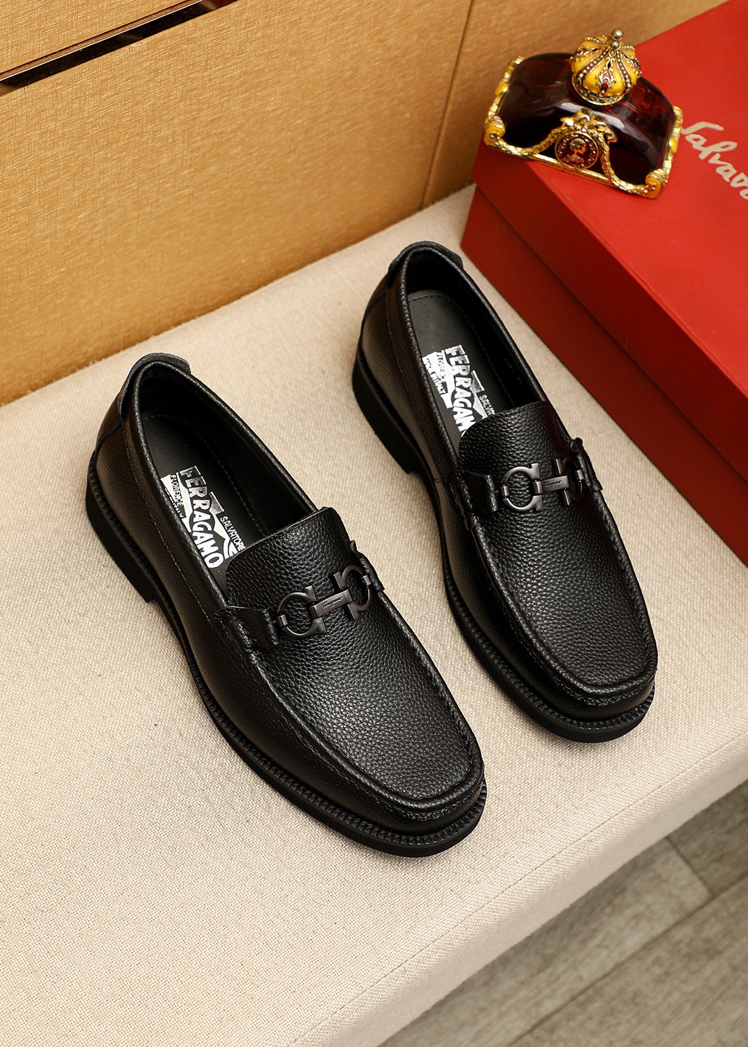 NO:888205,Product trademark Ferragamo 'Ferragamo' casual leather shoes. Regular size: 38-44 (customized at 45.46) Product material selection: imported pebbled cowhide upper + classic hardware buckle, imported water-dyed cowhide lining. Strong three-dimensional visual effect, original outsole color 4 colors available, ferragamo, ferragamo, cowhide19860909商品商标Ferragamo「 菲拉格慕」休闲皮鞋 正码码数:38-44（45.46订制） 商品材料精选 进口荔枝纹牛皮鞋面+经典五金扣,进口水染牛皮内里.强烈立体视觉效果,原版大底 颜 色4色可选,,ferragamo,ferragamo,cowhide,Men's shoes