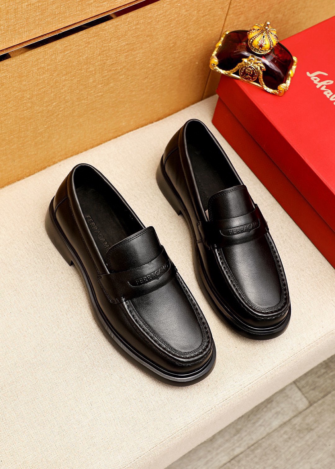 NO:888230,Product trademark 'Ferragamo' casual leather shoes. Regular size: 38-44 (customized at 45.46) Product material selection: imported first-layer calfskin upper, imported water-dyed cowhide lining. Strong three-dimensional visual effect, original foam outsole, 3 colors available, ferragamo, cowhide19860909商品商标「 菲拉格慕」休闲皮鞋 正码码数:38-44（45.46订制） 商品材料精选 进口头层小牛皮鞋面,进口水染牛皮内里.强烈立体视觉效果,原版发泡大底 颜 色3色可选,,ferragamo,cowhide,Men's shoes