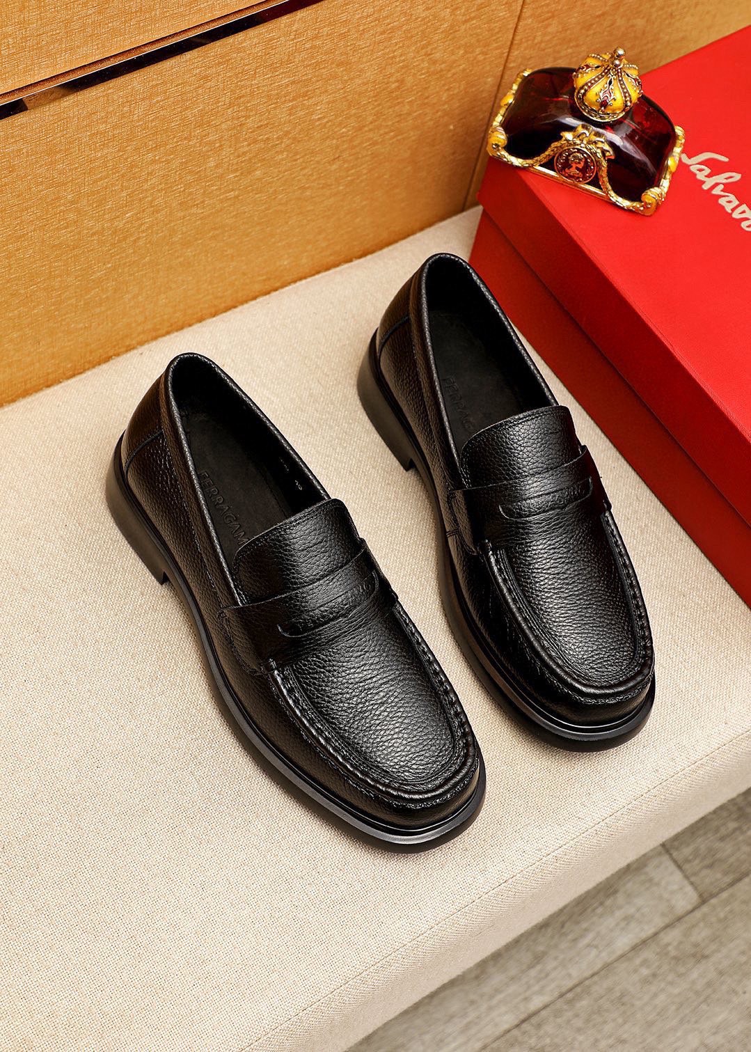 NO:888237,Product trademark 'Ferragamo' casual leather shoes. Regular size: 38-44 (customized at 45.46) Product material selection: Imported first-layer pebbled calfskin upper, imported water-dyed cowhide lining. Strong three-dimensional visual effect, original foam outsole, 3 colors available, ferragamo, cowhide19860909商品商标「 菲拉格慕」休闲皮鞋 正码码数:38-44（45.46订制） 商品材料精选 进口头层荔枝纹小牛皮鞋面,进口水染牛皮内里.强烈立体视觉效果,原版发泡大底 颜 色3色可选,,ferragamo,cowhide,Men's shoes