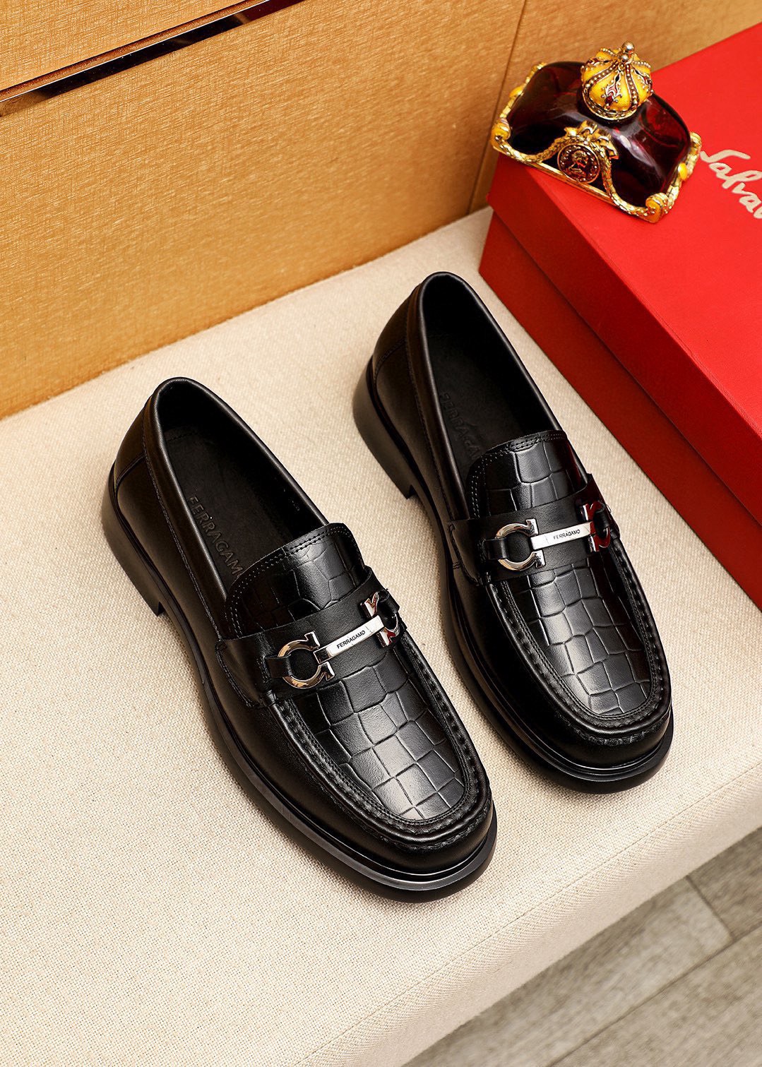 NO:888247,Product trademark 'Ferragamo' casual leather shoes, correct size: 38-44 (45.46 customized) Product material selection, imported first-layer calfskin embossed upper + luxury hardware buckle, imported water-dyed cowhide lining. Strong three-dimensional visual effect, original foam outsole, 1 color optional, ferragamo, cowhide19860909商品商标「 菲拉格慕」休闲皮鞋 正码码数:38-44（45.46订制） 商品材料精选 进口头层小牛皮压花鞋面+奢华五金扣,进口水染牛皮内里.强烈立体视觉效果,原版发泡大底 颜 色1色可选,,ferragamo,cowhide,Men's shoes