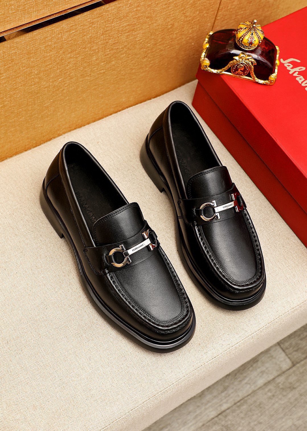 NO:888254,Product trademark 'Ferragamo' casual leather shoes, correct size: 38-44 (45.46 customized) Product material selection, imported first-layer calfskin upper + luxury hardware buckle, imported water-dyed cowhide lining. Strong three-dimensional visual effect, original foam outsole, 1 color optional, ferragamo, cowhide19860909商品商标「 菲拉格慕」休闲皮鞋 正码码数:38-44（45.46订制） 商品材料精选 进口头层小牛皮鞋面+奢华五金扣,进口水染牛皮内里.强烈立体视觉效果,原版发泡大底 颜 色1色可选,,ferragamo,cowhide,Men's shoes