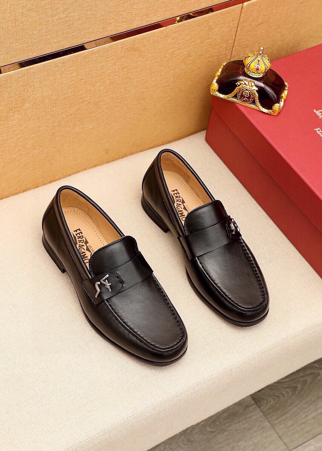 NO:888471,Product trademark Ferragamo 'Ferragamo' casual leather shoes, correct size: 38-44 (45 customized) Product material selection: imported first-layer calfskin upper + luxury hardware buckle, imported water-dyed cowhide lining. Strong three-dimensional visual effect, original outsole, 4 kinds of leather materials available, ferragamo, ferragamo, cowhide19860909商品商标Ferragamo「 菲拉格慕」休闲皮鞋 正码码数:38-44（45订制） 商品材料精选 进口头层小牛皮鞋面+奢华五金扣,进口水染牛皮内里.强烈立体视觉效果,原版大底 颜 色4种皮料可选,,ferragamo,ferragamo,cowhide,Men's shoes