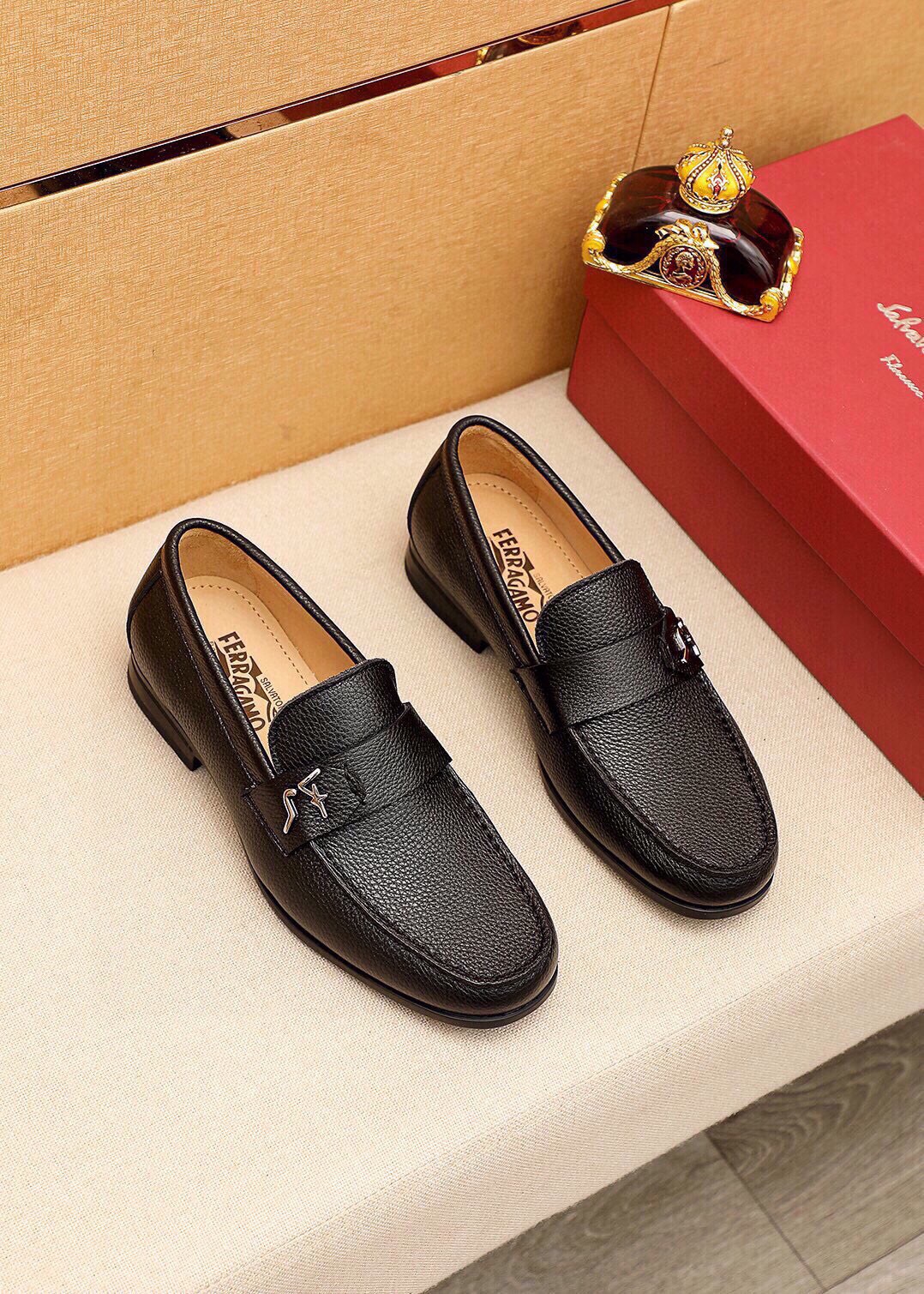 NO:888489,Product trademark Ferragamo 'Ferragamo' casual leather shoes, correct size: 38-44 (45 customized) Product material selection: imported first-layer pebbled cowhide leather upper + luxury hardware buckle, imported water-dyed cowhide lining. Strong three-dimensional visual effect, original outsole 4 kinds of leather materials available, ferragamo, ferragamo, cowhide19860909商品商标Ferragamo「 菲拉格慕」休闲皮鞋 正码码数:38-44（45订制） 商品材料精选 进口头层荔枝纹牛皮鞋面+奢华五金扣,进口水染牛皮内里.强烈立体视觉效果,原版大底 颜 色4种皮料可选,,ferragamo,ferragamo,cowhide,Men's shoes