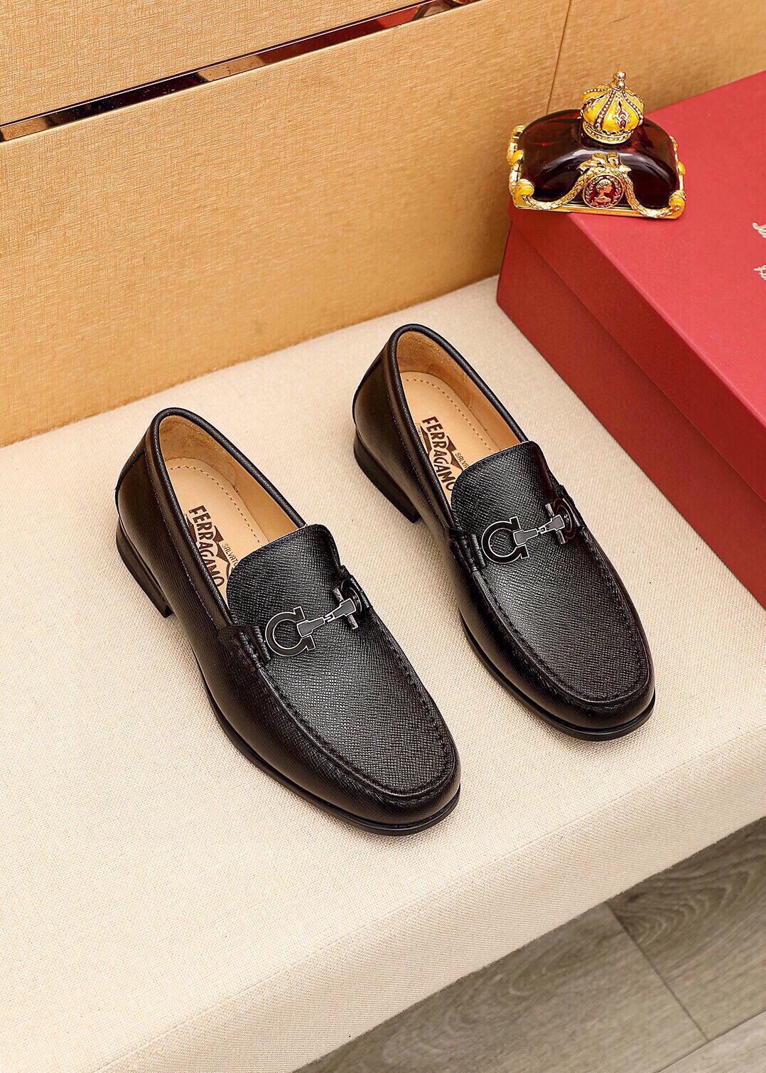 NO:888498,Product trademark Ferragamo 'Ferragamo' casual leather shoes, correct size: 38-44 (45 customized) Product material selection: imported first-layer cross-grain cowhide leather upper + luxury hardware buckle, imported water-dyed cowhide lining. Strong three-dimensional visual effect, original outsole, 4 kinds of leather materials available, ferragamo, ferragamo, cowhide19860909商品商标Ferragamo「 菲拉格慕」休闲皮鞋 正码码数:38-44（45订制） 商品材料精选 进口头层十字纹牛皮鞋面+奢华五金扣,进口水染牛皮内里.强烈立体视觉效果,原版大底 颜 色4种皮料可选,,ferragamo,ferragamo,cowhide,Men's shoes