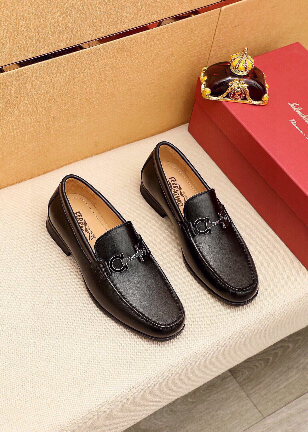 NO:888510,Product trademark Ferragamo 'Ferragamo' casual leather shoes, correct size: 38-44 (45 customized) Product material selection: imported first-layer calfskin upper + luxury hardware buckle, imported water-dyed cowhide lining. Strong three-dimensional visual effect, original outsole, 4 kinds of leather materials available, ferragamo, ferragamo, cowhide19860909商品商标Ferragamo「 菲拉格慕」休闲皮鞋 正码码数:38-44（45订制） 商品材料精选 进口头层小牛皮鞋面+奢华五金扣,进口水染牛皮内里.强烈立体视觉效果,原版大底 颜 色4种皮料可选,,ferragamo,ferragamo,cowhide,Men's shoes