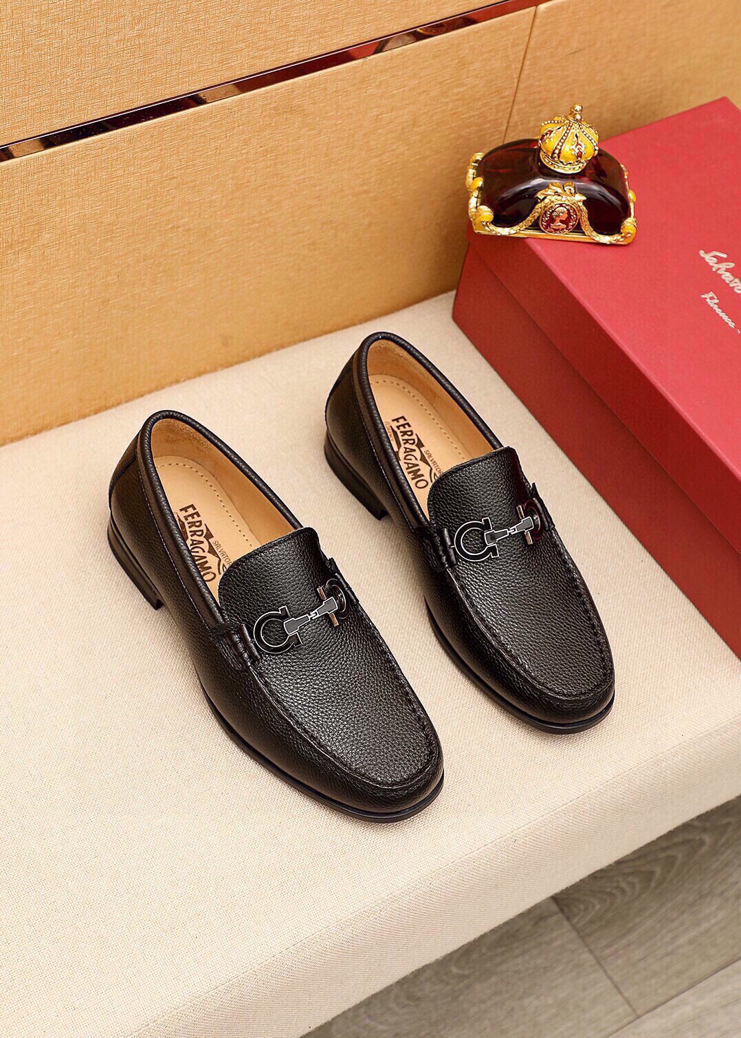 NO:888530,Product trademark Ferragamo 'Ferragamo' casual leather shoes, correct size: 38-44 (45 customized) Product material selection: imported first-layer pebbled cowhide leather upper + luxury hardware buckle, imported water-dyed cowhide lining. Strong three-dimensional visual effect, original outsole 4 kinds of leather materials available, ferragamo, ferragamo, cowhide19860909商品商标Ferragamo「 菲拉格慕」休闲皮鞋 正码码数:38-44（45订制） 商品材料精选 进口头层荔枝纹牛皮鞋面+奢华五金扣,进口水染牛皮内里.强烈立体视觉效果,原版大底 颜 色4种皮料可选,,ferragamo,ferragamo,cowhide,Men's shoes