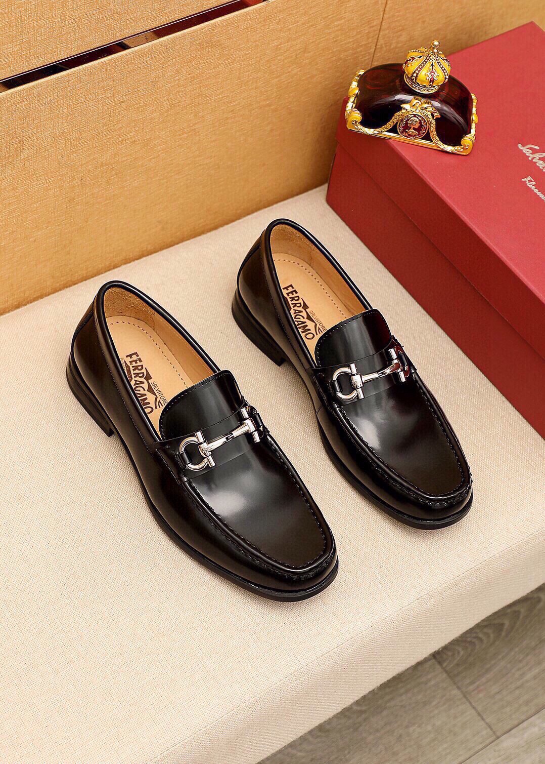 NO:888552,Product trademark Ferragamo 'Ferragamo' casual leather shoes. Regular size: 38-44 (45 customized) Product materials are selected. Imported first-layer open-edge beaded cowhide upper + luxury hardware buckle, imported water-dyed cowhide lining. Strong three-dimensional visual effect, original outsole. Three leather colors are available, ferragamo, ferragamo, cowhide.19860909商品商标Ferragamo「 菲拉格慕」休闲皮鞋 正码码数:38-44（45订制） 商品材料精选 进口头层开边珠牛皮鞋面+奢华五金扣,进口水染牛皮内里.强烈立体视觉效果,原版大底 颜 色3种皮料可选,,ferragamo,ferragamo,cowhide,Men's shoes