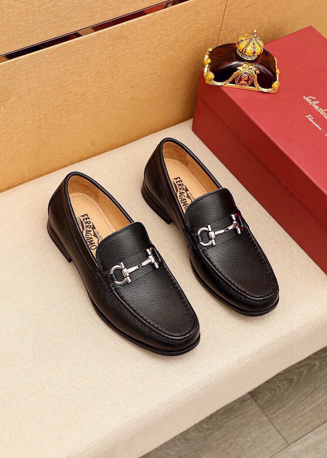 NO:888558,Product trademark Ferragamo 'Ferragamo' casual leather shoes. Regular size: 38-44 (45 customized) Product materials are selected. Imported first-layer pebbled cowhide leather upper + luxury hardware buckle, imported water-dyed cowhide lining. Strong three-dimensional visual effect, original outsole. Three leather colors available, ferragamo, ferragamo, cowhide.19860909商品商标Ferragamo「 菲拉格慕」休闲皮鞋 正码码数:38-44（45订制） 商品材料精选 进口头层荔枝纹牛皮鞋面+奢华五金扣,进口水染牛皮内里.强烈立体视觉效果,原版大底 颜 色3种皮料可选,,ferragamo,ferragamo,cowhide,Men's shoes