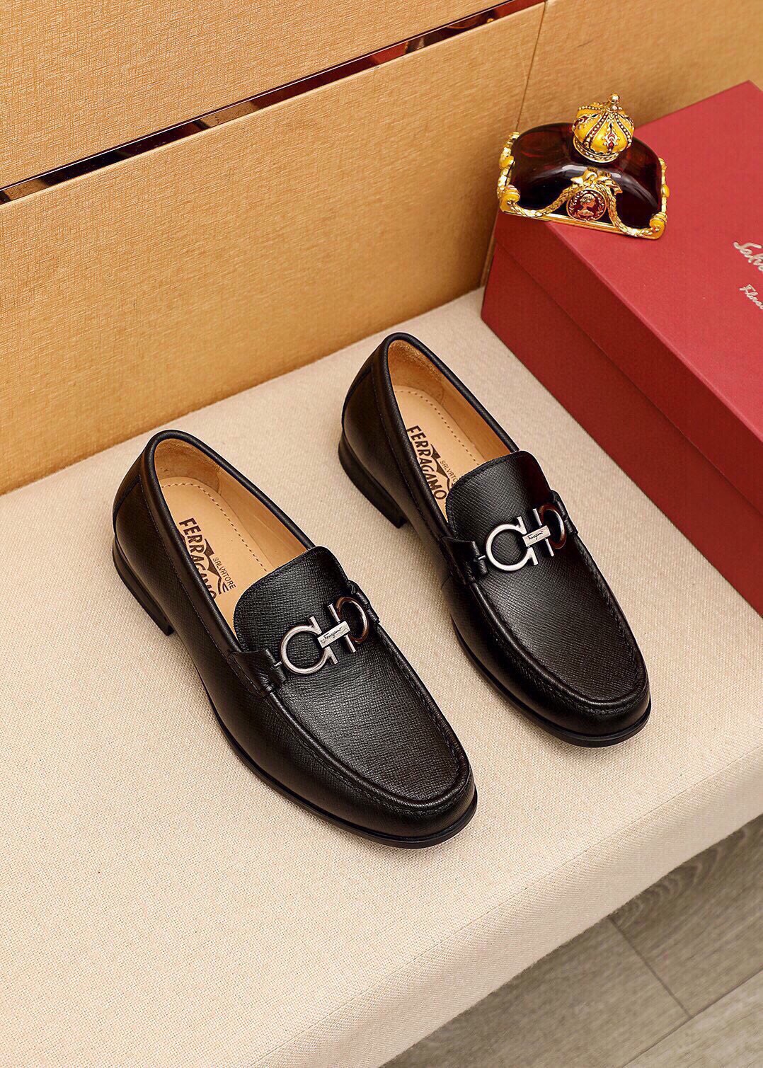 NO:888570,Product trademark Ferragamo 'Ferragamo' casual leather shoes, correct size: 38-44 (45 customized) Product material selection: imported first-layer cross-grain cowhide leather upper + luxury hardware buckle, imported water-dyed cowhide lining. Strong three-dimensional visual effect, original outsole, 4 kinds of leather materials available, ferragamo, ferragamo, cowhide19860909商品商标Ferragamo「 菲拉格慕」休闲皮鞋 正码码数:38-44（45订制） 商品材料精选 进口头层十字纹牛皮鞋面+奢华五金扣,进口水染牛皮内里.强烈立体视觉效果,原版大底 颜 色4种皮料可选,,ferragamo,ferragamo,cowhide,Men's shoes