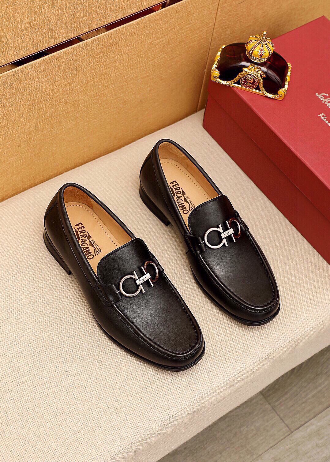 NO:888579,Product trademark Ferragamo 'Ferragamo' casual leather shoes, correct size: 38-44 (45 customized) Product material selection: imported first-layer calfskin upper + luxury hardware buckle, imported water-dyed cowhide lining. Strong three-dimensional visual effect, original outsole, 4 kinds of leather materials available, ferragamo, ferragamo, cowhide19860909商品商标Ferragamo「 菲拉格慕」休闲皮鞋 正码码数:38-44（45订制） 商品材料精选 进口头层小牛皮鞋面+奢华五金扣,进口水染牛皮内里.强烈立体视觉效果,原版大底 颜 色4种皮料可选,,ferragamo,ferragamo,cowhide,Men's shoes