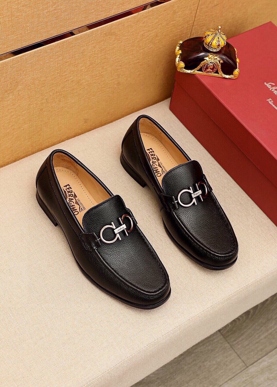 NO:888595,Product trademark Ferragamo 'Ferragamo' casual leather shoes, correct size: 38-44 (45 customized) Product material selection: imported first-layer pebbled cowhide leather upper + luxury hardware buckle, imported water-dyed cowhide lining. Strong three-dimensional visual effect, original outsole 4 kinds of leather materials available, ferragamo, ferragamo, cowhide19860909商品商标Ferragamo「 菲拉格慕」休闲皮鞋 正码码数:38-44（45订制） 商品材料精选 进口头层荔枝纹牛皮鞋面+奢华五金扣,进口水染牛皮内里.强烈立体视觉效果,原版大底 颜 色4种皮料可选,,ferragamo,ferragamo,cowhide,Men's shoes