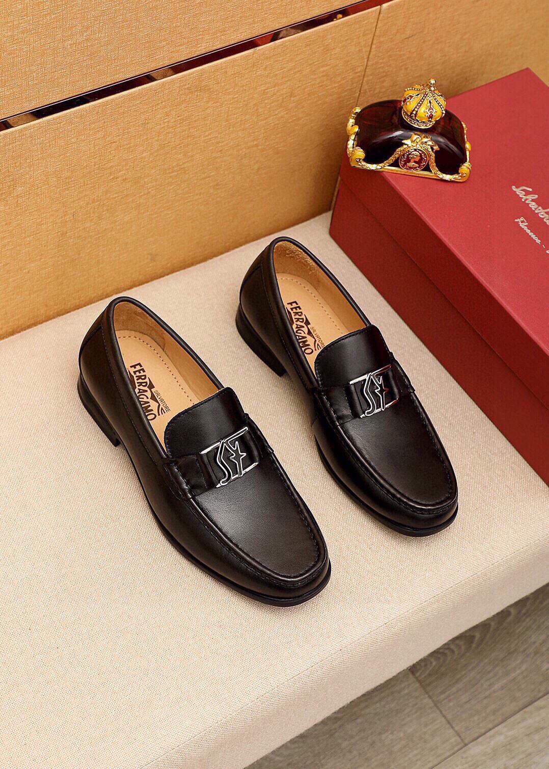 NO:888603,Product trademark Ferragamo 'Ferragamo' casual leather shoes, correct size: 38-44 (45 customized) Product material selection: imported first-layer calfskin upper + luxury hardware buckle, imported water-dyed cowhide lining. Strong three-dimensional visual effect, original outsole, 3 leather colors available, ferragamo, ferragamo, cowhide19860909商品商标Ferragamo「 菲拉格慕」休闲皮鞋 正码码数:38-44（45订制） 商品材料精选 进口头层小牛皮鞋面+奢华五金扣,进口水染牛皮内里.强烈立体视觉效果,原版大底 颜 色3种皮料可选,,ferragamo,ferragamo,cowhide,Men's shoes