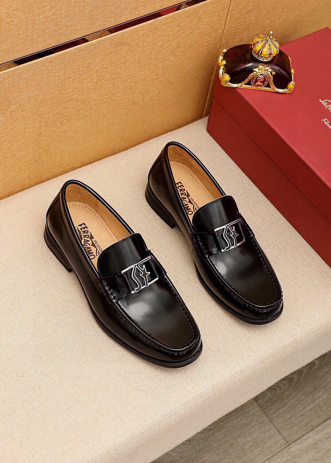 NO:888613,Product trademark Ferragamo 'Ferragamo' casual leather shoes. Regular size: 38-44 (45 customized) Product materials are selected. Imported first-layer open-edge beaded cowhide upper + luxury hardware buckle, imported water-dyed cowhide lining. Strong three-dimensional visual effect, original outsole. Three leather colors are available, ferragamo, ferragamo, cowhide.19860909商品商标Ferragamo「 菲拉格慕」休闲皮鞋 正码码数:38-44（45订制） 商品材料精选 进口头层开边珠牛皮鞋面+奢华五金扣,进口水染牛皮内里.强烈立体视觉效果,原版大底 颜 色3种皮料可选,,ferragamo,ferragamo,cowhide,Men's shoes