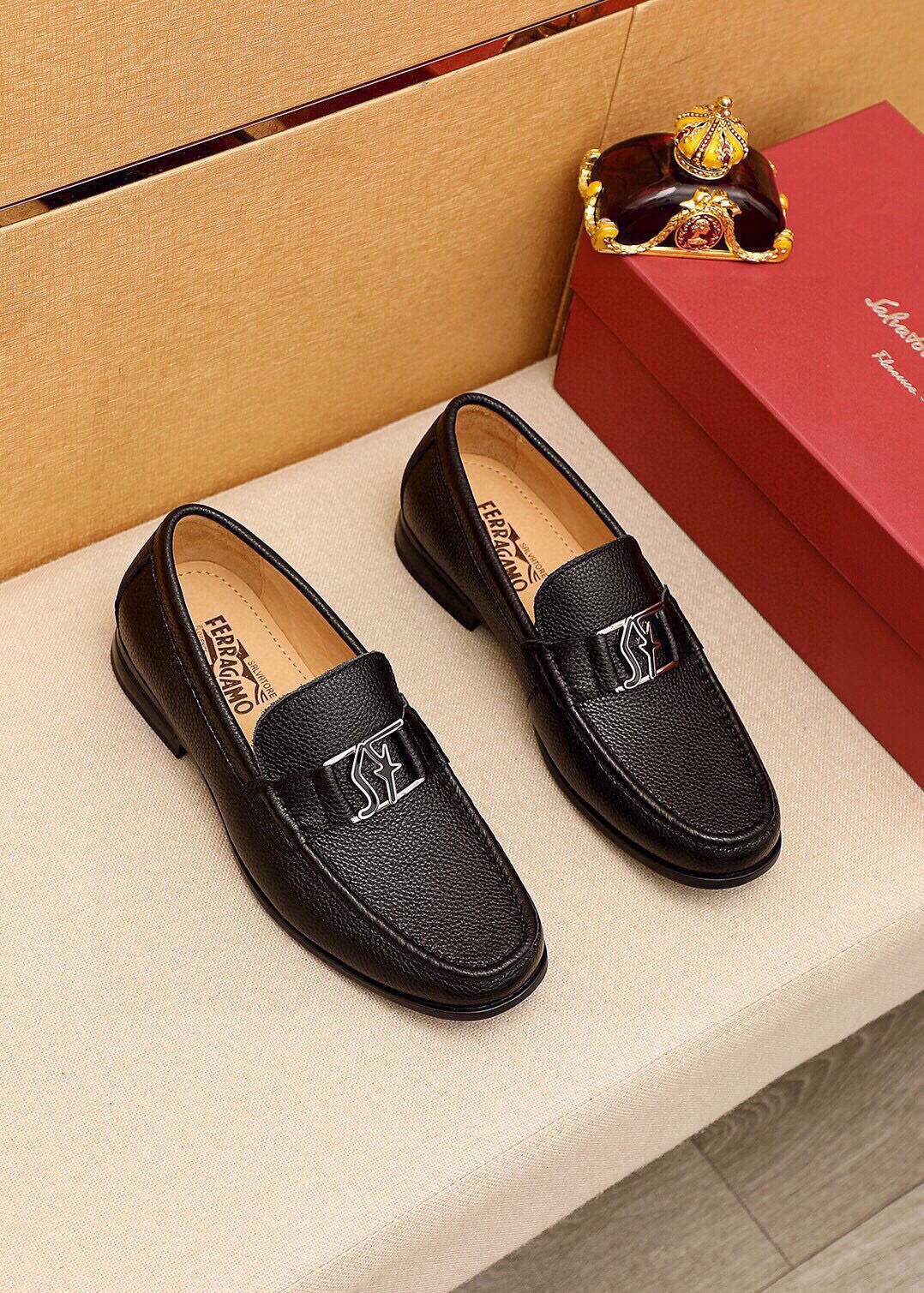 NO:888622,Product trademark Ferragamo 'Ferragamo' casual leather shoes. Regular size: 38-44 (45 customized) Product materials are selected. Imported first-layer pebbled cowhide leather upper + luxury hardware buckle, imported water-dyed cowhide lining. Strong three-dimensional visual effect, original outsole. Three leather colors available, ferragamo, ferragamo, cowhide.19860909商品商标Ferragamo「 菲拉格慕」休闲皮鞋 正码码数:38-44（45订制） 商品材料精选 进口头层荔枝纹牛皮鞋面+奢华五金扣,进口水染牛皮内里.强烈立体视觉效果,原版大底 颜 色3种皮料可选,,ferragamo,ferragamo,cowhide,Men's shoes