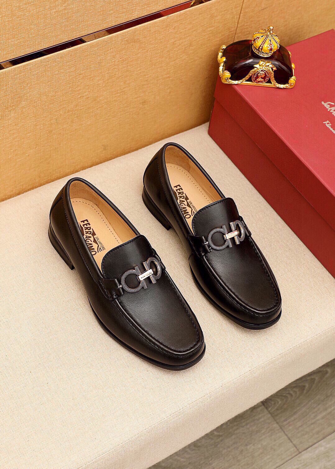 NO:888629,Product trademark Ferragamo 'Ferragamo' casual leather shoes, correct size: 38-44 (45 customized) Product material selection: imported first-layer calfskin upper + luxury hardware buckle, imported water-dyed cowhide lining. Strong three-dimensional visual effect, original outsole, 3 leather colors available, ferragamo, ferragamo, cowhide19860909商品商标Ferragamo「 菲拉格慕」休闲皮鞋 正码码数:38-44（45订制） 商品材料精选 进口头层小牛皮鞋面+奢华五金扣,进口水染牛皮内里.强烈立体视觉效果,原版大底 颜 色3种皮料可选,,ferragamo,ferragamo,cowhide,Men's shoes