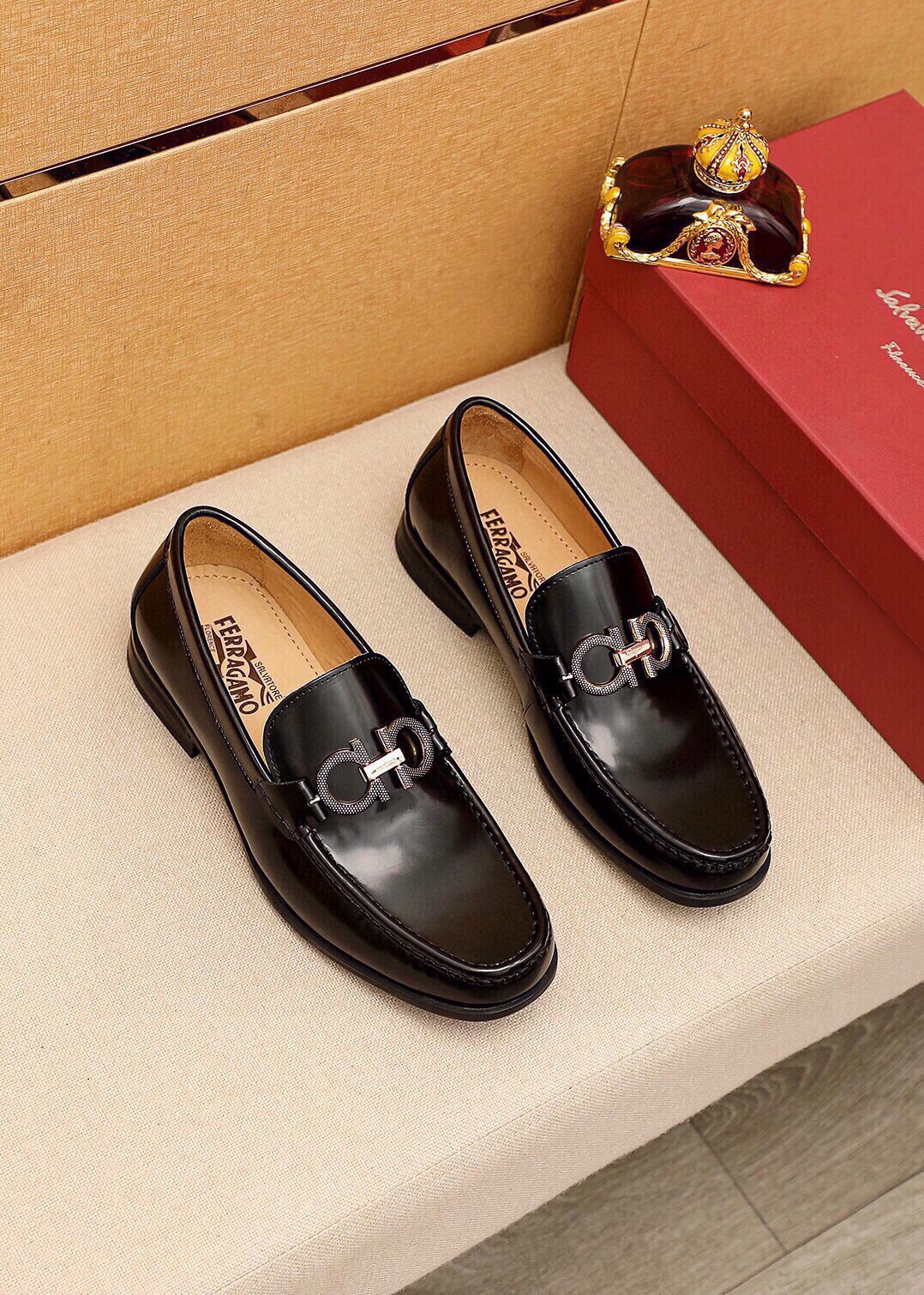 NO:888641,Product trademark Ferragamo 'Ferragamo' casual leather shoes. Regular size: 38-44 (45 customized) Product materials are selected. Imported first-layer open-edge beaded cowhide upper + luxury hardware buckle, imported water-dyed cowhide lining. Strong three-dimensional visual effect, original outsole. Three leather colors are available, ferragamo, ferragamo, cowhide.19860909商品商标Ferragamo「 菲拉格慕」休闲皮鞋 正码码数:38-44（45订制） 商品材料精选 进口头层开边珠牛皮鞋面+奢华五金扣,进口水染牛皮内里.强烈立体视觉效果,原版大底 颜 色3种皮料可选,,ferragamo,ferragamo,cowhide,Men's shoes