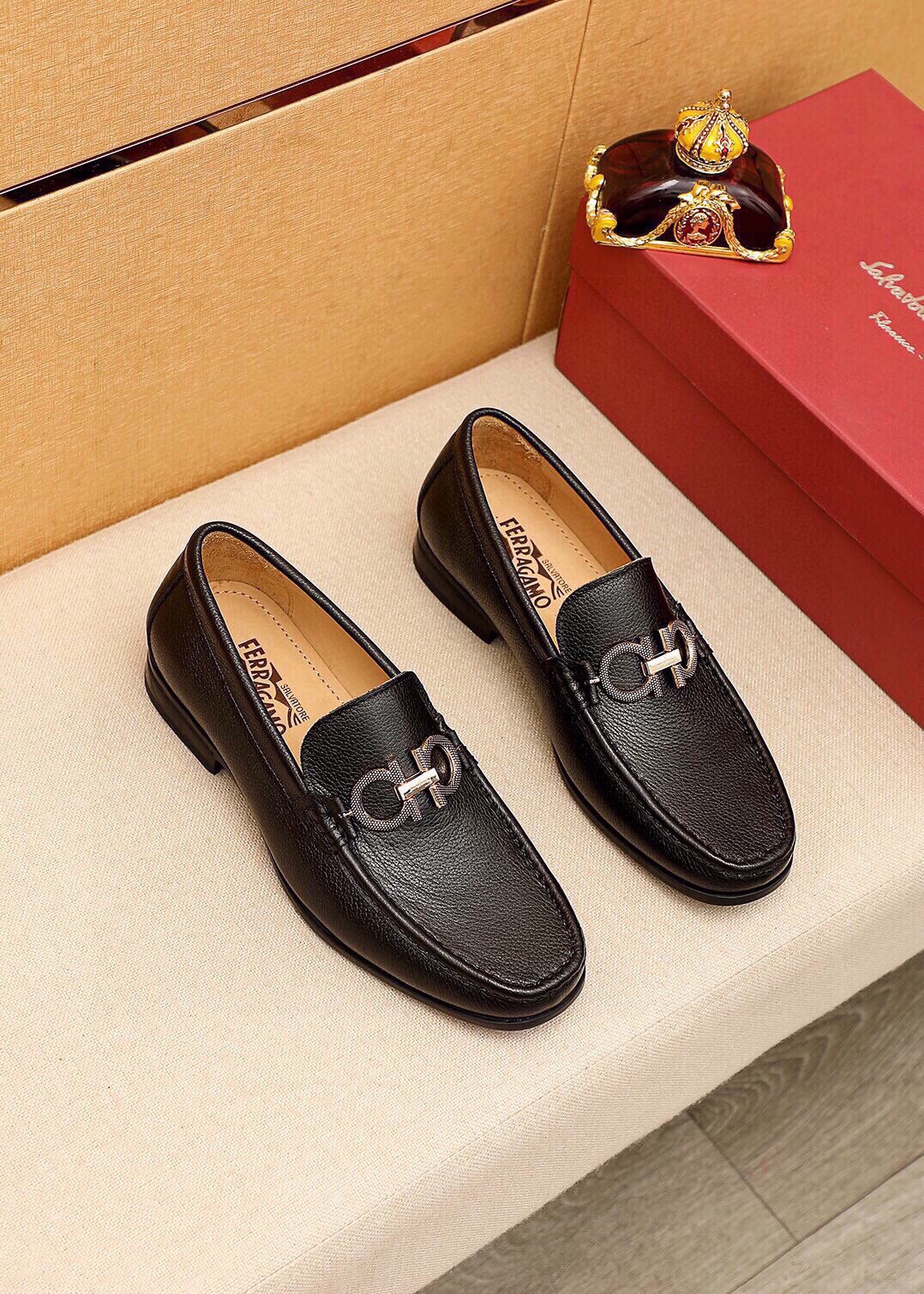 NO:888561,Product trademark Ferragamo 'Ferragamo' casual leather shoes. Regular size: 38-44 (45 customized) Product materials are selected. Imported first-layer pebbled cowhide leather upper + luxury hardware buckle, imported water-dyed cowhide lining. Strong three-dimensional visual effect, original outsole. Three leather colors available, ferragamo, ferragamo, cowhide.19860909商品商标Ferragamo「 菲拉格慕」休闲皮鞋 正码码数:38-44（45订制） 商品材料精选 进口头层荔枝纹牛皮鞋面+奢华五金扣,进口水染牛皮内里.强烈立体视觉效果,原版大底 颜 色3种皮料可选,,ferragamo,ferragamo,cowhide,Men's shoes