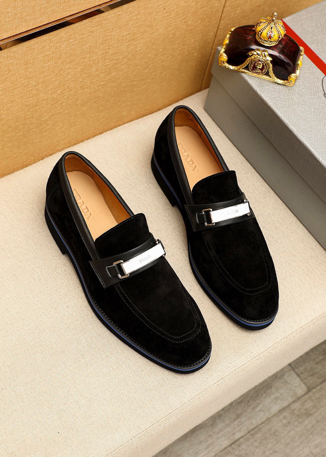 NO:897903,Product trademark PRADA 'Prada' casual leather shoes, correct size: 39-44 (customized at 38.45.46.47) Product material selection: imported first-layer frosted calfskin upper + luxury hardware buckle, imported water-dyed cowhide lining. Strong three-dimensional visual effect, original outsole color 1 color optional, prada, prada, cowhide19860909商品商标PRADA「 普拉达」休闲皮鞋 正码码数:39-44(38.45.46.47订制) 商品材料精选 进口头层磨砂小牛皮鞋面+奢华五金扣,进口水染牛皮内里.强烈立体视觉效果,原版大底 颜 色1色可选,,prada,prada,cowhide,Men's shoes