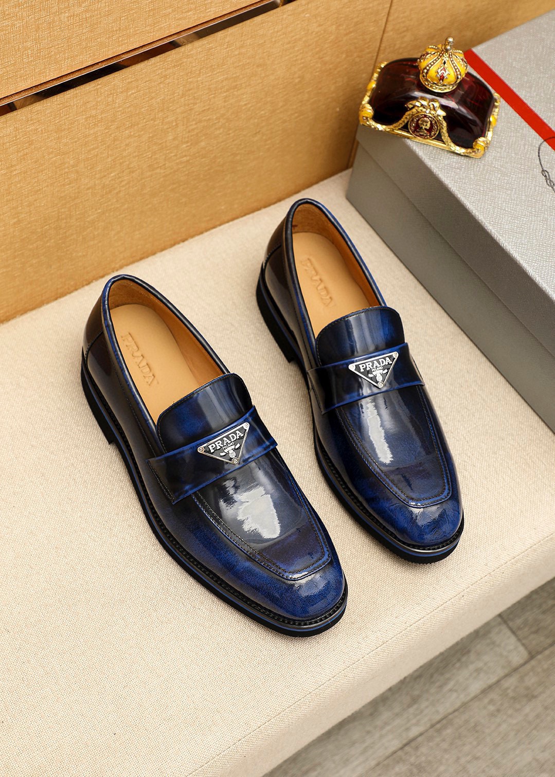 NO:897906,Product trademark PRADA 'Prada' casual leather shoes, correct size: 39-44 (customized at 38.45.46.47) Product material selection: imported first-layer open-edge beaded cowhide upper + luxury hardware buckle, imported water-dyed cowhide lining. Strong three-dimensional visual effect, original outsole in 5 colors to choose from, prada, prada, cowhide19860909商品商标PRADA「 普拉达」休闲皮鞋 正码码数:39-44(38.45.46.47订制) 商品材料精选 进口头层开边珠牛皮鞋面+奢华五金扣,进口水染牛皮内里.强烈立体视觉效果,原版大底 颜 色5色可选,,prada,prada,cowhide,Men's shoes