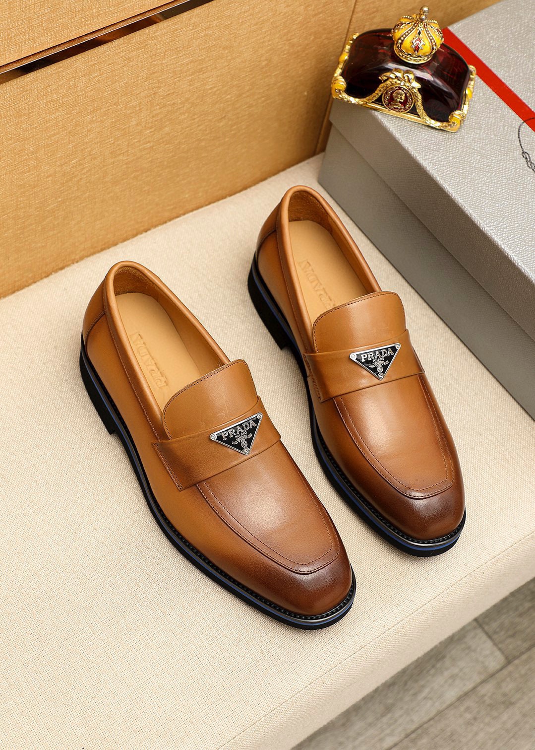 NO:897909,Product trademark PRADA 'Prada' casual leather shoes, correct size: 39-44 (customized at 38.45.46.47) Product material selection: imported first-layer calfskin upper + luxury hardware buckle, imported water-dyed cowhide lining. Strong three-dimensional visual effect, original outsole color 5 colors available, prada, prada, cowhide19860909商品商标PRADA「 普拉达」休闲皮鞋 正码码数:39-44(38.45.46.47订制) 商品材料精选 进口头层小牛皮鞋面+奢华五金扣,进口水染牛皮内里.强烈立体视觉效果,原版大底 颜 色5色可选,,prada,prada,cowhide,Men's shoes