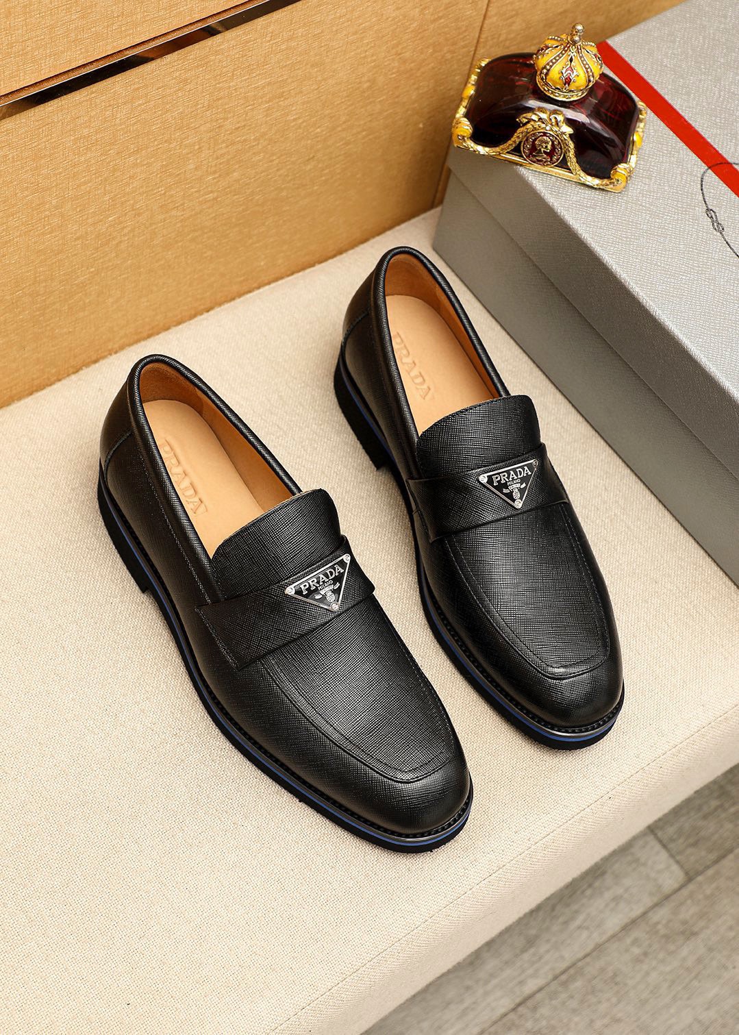 NO:897912,Product trademark PRADA 'Prada' casual leather shoes, correct size: 39-44 (customized at 38.45.46.47) Product material selection: imported first-layer cross-grain calfskin upper + luxury hardware buckle, imported water-dyed cowhide lining. Strong three-dimensional visual effect, original outsole color 5 colors available, prada, prada, cowhide19860909商品商标PRADA「 普拉达」休闲皮鞋 正码码数:39-44(38.45.46.47订制) 商品材料精选 进口头层十字纹小牛皮鞋面+奢华五金扣,进口水染牛皮内里.强烈立体视觉效果,原版大底 颜 色5色可选,,prada,prada,cowhide,Men's shoes