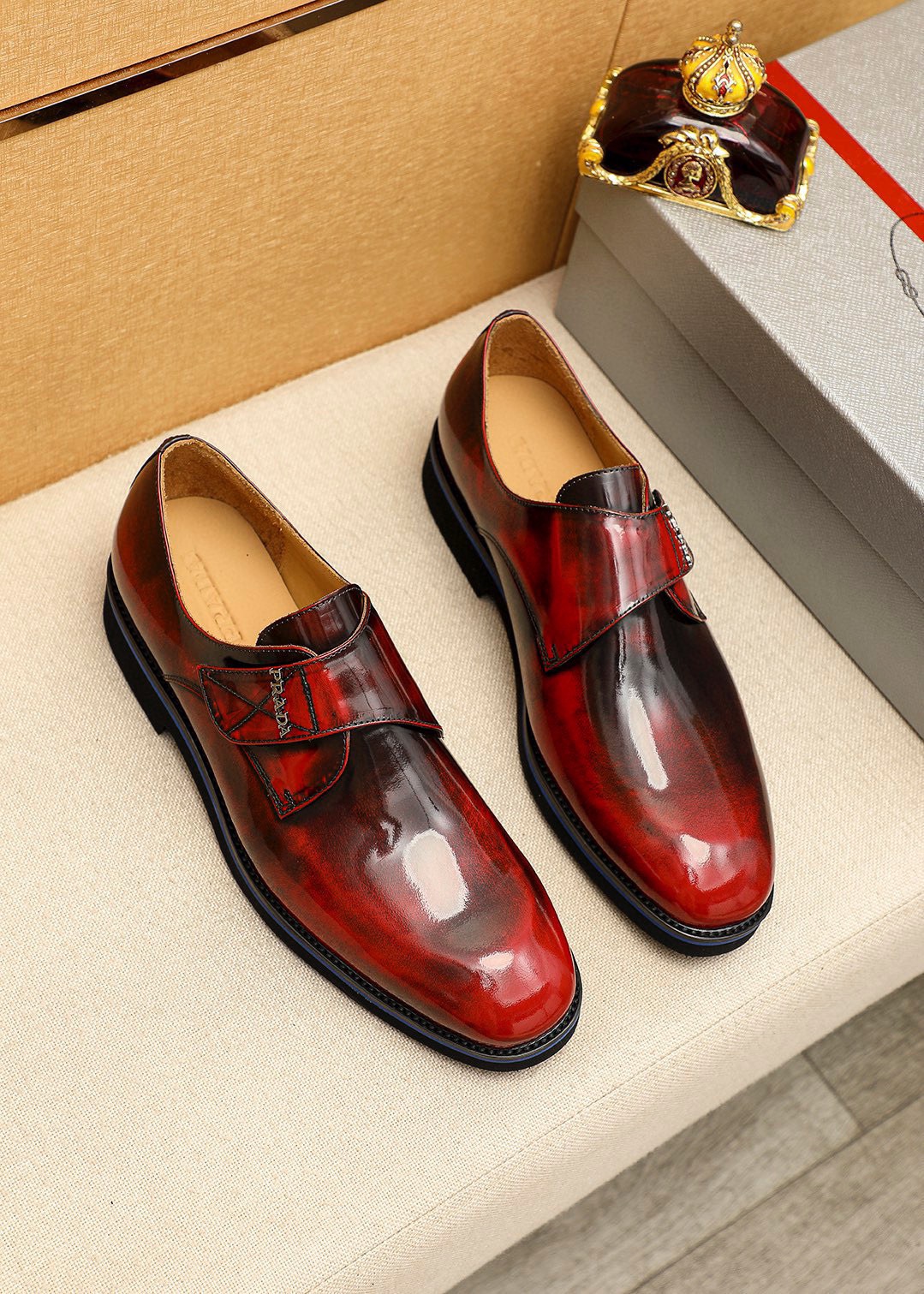 NO:897915,Product trademark PRADA 'Prada' business leather shoes, correct size: 39-44 (customized at 38.45.46.47) Product material selection: imported first-layer open-edge beaded calfskin upper, imported water-dyed cowhide lining. Strong three-dimensional visual effect, original outsole color 3 colors available, prada, prada, cowhide19860909商品商标PRADA「 普拉达」商务皮鞋 正码码数:39-44(38.45.46.47订制) 商品材料精选 进口头层开边珠小牛皮鞋面,进口水染牛皮内里.强烈立体视觉效果,原版大底 颜 色3色可选,,prada,prada,cowhide,Men's shoes