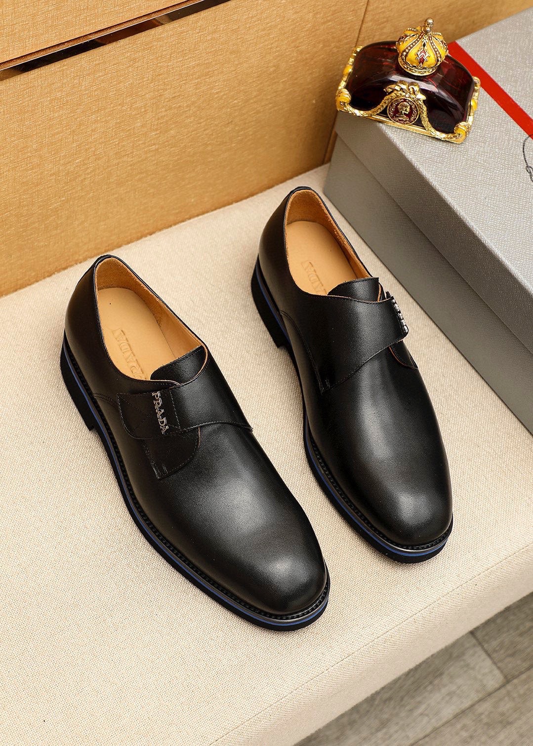 NO:897918,Product trademark PRADA 'Prada' business leather shoes, correct size: 39-44 (customized at 38.45.46.47) Product material selection: imported first-layer calfskin upper, imported water-dyed cowhide lining. Strong three-dimensional visual effect, original outsole, 3 colors available, prada, prada, cowhide19860909商品商标PRADA「 普拉达」商务皮鞋 正码码数:39-44(38.45.46.47订制) 商品材料精选 进口头层小牛皮鞋面,进口水染牛皮内里.强烈立体视觉效果,原版大底 颜 色3色可选,,prada,prada,cowhide,Men's shoes