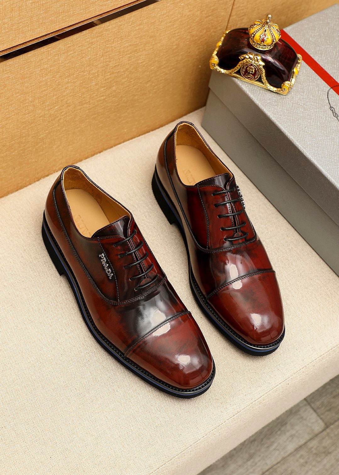 NO:897921,Product trademark PRADA 'Prada' business leather shoes, correct size: 39-44 (customized at 38.45.46.47) Product material selection: imported first-layer open-edge beaded calfskin upper, imported water-dyed cowhide lining. Strong three-dimensional visual effect, original outsole color 2 colors available, prada, prada, cowhide19860909商品商标PRADA「 普拉达」商务皮鞋 正码码数:39-44(38.45.46.47订制) 商品材料精选 进口头层开边珠小牛皮鞋面,进口水染牛皮内里.强烈立体视觉效果,原版大底 颜 色2色可选,,prada,prada,cowhide,Men's shoes