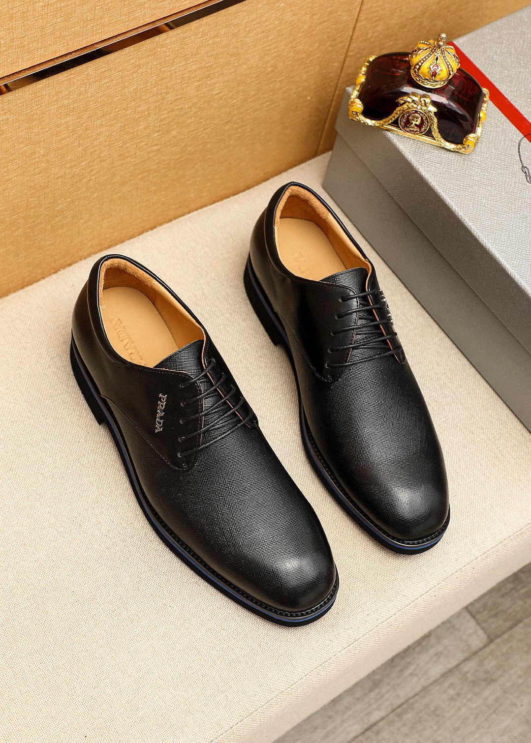 NO:897904,Product trademark PRADA 'Prada' business leather shoes, correct size: 39-44 (customized at 38.45.46.47) Product material selection: imported first-layer cross-grain calfskin upper, imported water-dyed cowhide lining. Strong three-dimensional visual effect, original outsole color 4 colors available, prada, prada, cowhide19860909商品商标PRADA「 普拉达」商务皮鞋 正码码数:39-44(38.45.46.47订制) 商品材料精选 进口头层十字纹小牛皮鞋面,进口水染牛皮内里.强烈立体视觉效果,原版大底 颜 色4色可选,,prada,prada,cowhide,Men's shoes