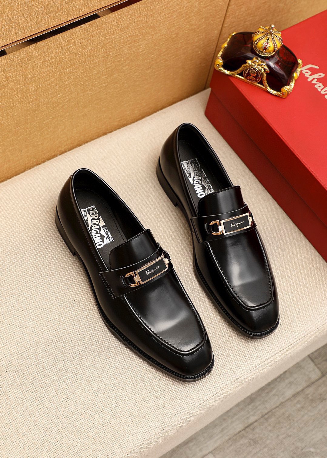 NO:897910,Product trademark Ferragamo 'Ferragamo' casual leather shoes. Regular size: 38-44 (customized at 45.46) Product materials are selected. Imported first-layer open-edge beaded cowhide upper + luxury hardware buckle, imported water-dyed cowhide lining. Strong three-dimensional visual effect, original rubber outsole. 1 color available, ferragamo, ferragamo, cowhide19860909商品商标Ferragamo「 菲拉格慕」休闲皮鞋 正码码数:38-44（45.46订制） 商品材料精选 进口头层开边珠牛皮鞋面+奢华五金扣,进口水染牛皮内里.强烈立体视觉效果,原版橡胶大底 颜 色1色可选,,ferragamo,ferragamo,cowhide,Men's shoes