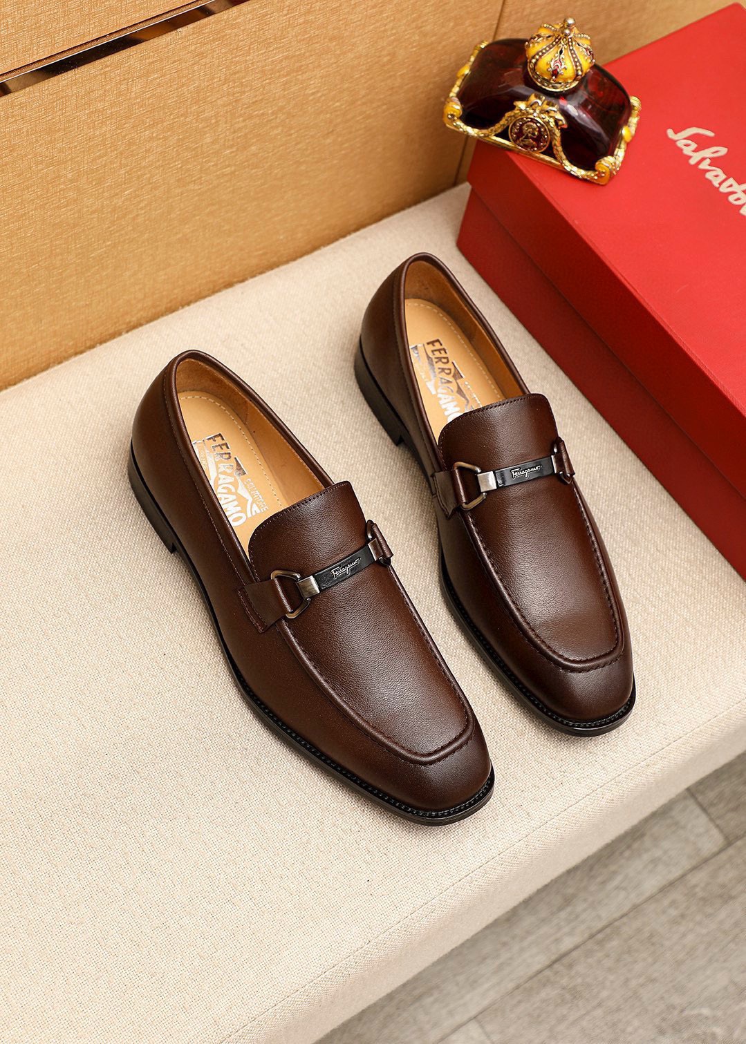 NO:897913,Product trademark Ferragamo 'Ferragamo' casual leather shoes. Regular size: 38-44 (45.46 customized) Product material selection: imported first-layer calfskin upper + luxury hardware buckle, imported water-dyed cowhide lining. Strong three-dimensional visual effect, original rubber outsole, 3 colors available, ferragamo, ferragamo, cowhide19860909商品商标Ferragamo「 菲拉格慕」休闲皮鞋 正码码数:38-44（45.46订制） 商品材料精选 进口头层小牛皮鞋面+奢华五金扣,进口水染牛皮内里.强烈立体视觉效果,原版橡胶大底 颜 色3色可选,,ferragamo,ferragamo,cowhide,Men's shoes