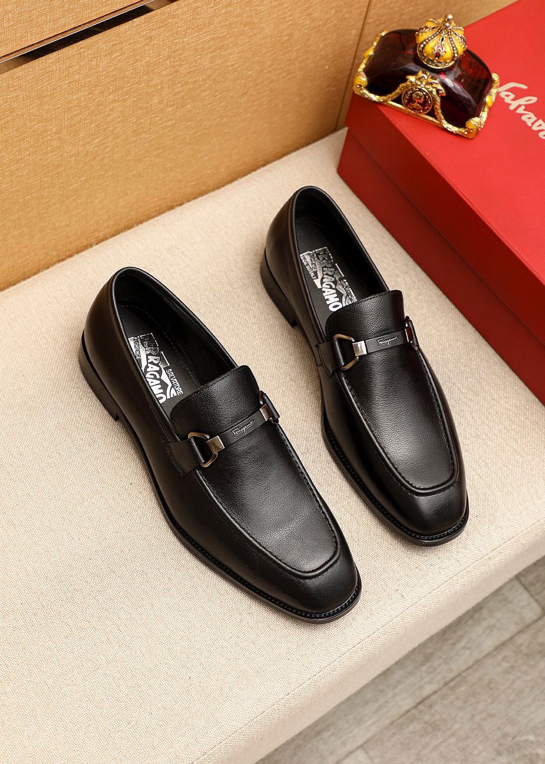 NO:898000,Product trademark Ferragamo 'Ferragamo' casual leather shoes. Regular size: 38-44 (45.46 customized) Product material selection: imported first-layer calfskin upper + luxury hardware buckle, imported water-dyed cowhide lining. Strong three-dimensional visual effect, original rubber outsole, 3 colors available, ferragamo, ferragamo, cowhide19860909商品商标Ferragamo「 菲拉格慕」休闲皮鞋 正码码数:38-44（45.46订制） 商品材料精选 进口头层小牛皮鞋面+奢华五金扣,进口水染牛皮内里.强烈立体视觉效果,原版橡胶大底 颜 色3色可选,,ferragamo,ferragamo,cowhide,Men's shoes