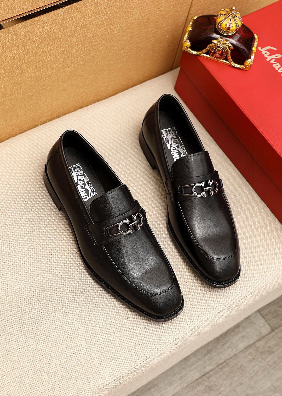 NO:898004,Product trademark Ferragamo 'Ferragamo' casual leather shoes. Regular size: 38-44 (45.46 customized) Product material selection: imported first-layer calfskin upper + luxury hardware buckle, imported water-dyed cowhide lining. Strong three-dimensional visual effect, original rubber outsole, 1 color available, ferragamo, ferragamo, cowhide19860909商品商标Ferragamo「 菲拉格慕」休闲皮鞋 正码码数:38-44（45.46订制） 商品材料精选 进口头层小牛皮鞋面+奢华五金扣,进口水染牛皮内里.强烈立体视觉效果,原版橡胶大底 颜 色1色可选,,ferragamo,ferragamo,cowhide,Men's shoes