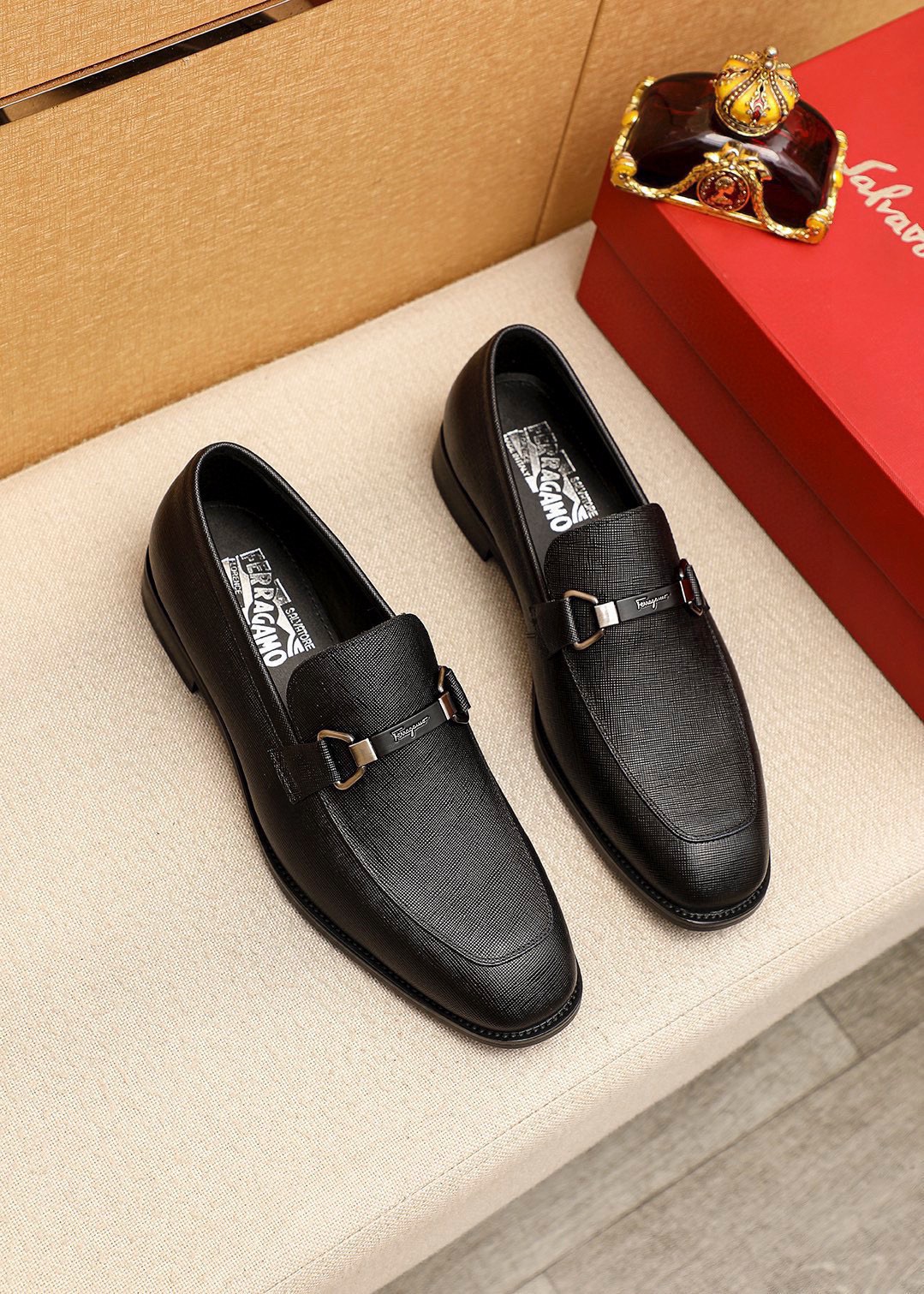 NO:898006,Product trademark Ferragamo 'Ferragamo' casual leather shoes. Regular size: 38-44 (customized at 45.46) Product material selection: imported first-layer cross-grain cowhide upper + luxury hardware buckle, imported water-dyed cowhide lining. Strong three-dimensional visual effect, original rubber outsole, 1 color available, ferragamo, ferragamo, cowhide19860909商品商标Ferragamo「 菲拉格慕」休闲皮鞋 正码码数:38-44（45.46订制） 商品材料精选 进口头层十字纹牛皮鞋面+奢华五金扣,进口水染牛皮内里.强烈立体视觉效果,原版橡胶大底 颜 色1色可选,,ferragamo,ferragamo,cowhide,Men's shoes