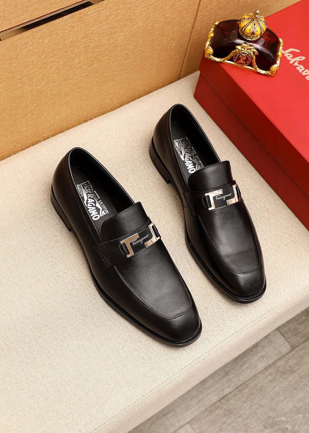 NO:898008,Product trademark Ferragamo 'Ferragamo' casual leather shoes. Regular size: 38-44 (45.46 customized) Product material selection: imported first-layer calfskin upper + luxury hardware buckle, imported water-dyed cowhide lining. Strong three-dimensional visual effect, original rubber outsole, 2 colors available, ferragamo, ferragamo, cowhide19860909商品商标Ferragamo「 菲拉格慕」休闲皮鞋 正码码数:38-44（45.46订制） 商品材料精选 进口头层小牛皮鞋面+奢华五金扣,进口水染牛皮内里.强烈立体视觉效果,原版橡胶大底 颜 色2色可选,,ferragamo,ferragamo,cowhide,Men's shoes